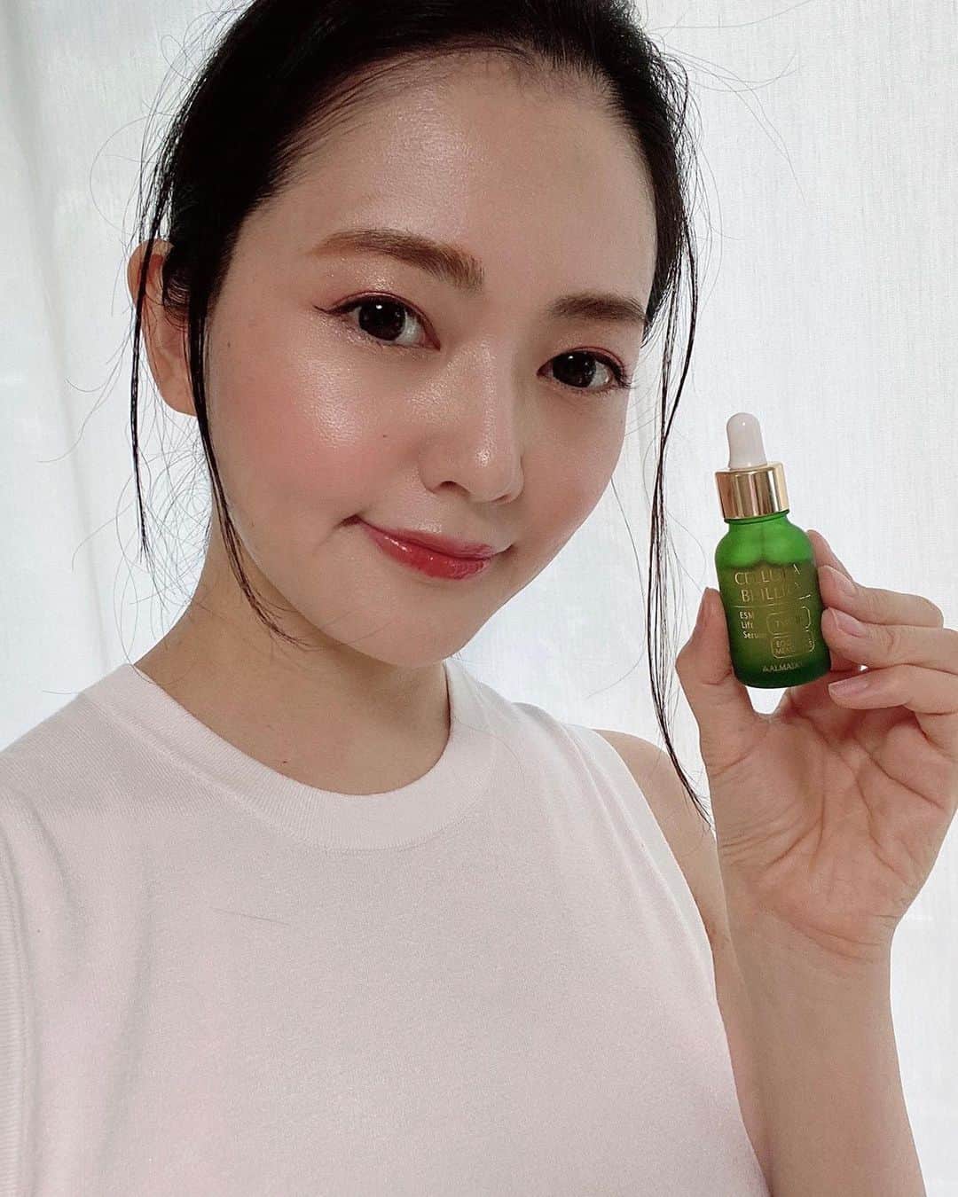 山口愛実のインスタグラム：「『チェルラーブリリオ』使い続けてます。  洗顔後のすぐ化粧水の前に朝晩ぬるだけ 肌が以前よりもちもちしてて自分で触ってて気持ちいい。  エアコンのきいた室内と暑い室外で肌にダメージが受けやすいこれからの季節にかかせない、なんとなくほうれい線も薄れてきた気がするかも？オススメだよ  #卵殻膜 #美容液 #卵殻膜美容液 #卵殻膜エキス #チェルラーブリリオ　 #アルマード　 #PR  ＠almado_shop」