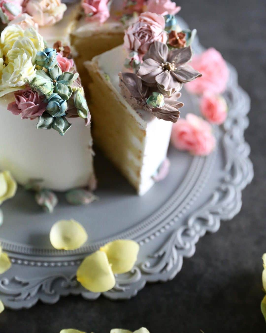 청담 수케이크 (atelier soo)さんのインスタグラム写真 - (청담 수케이크 (atelier soo)Instagram)「ㅡ 장미의경우에는특히.가장얇은펜으로그림그리듯꽃을만들어가는과정에의미를많이두고있습니다.꽃을보며자유롭게상상할수있을때몰입의강도가높아지는데.가장자유롭고행복한몰입의시간을만들어드리기위해계속연습하게되네요✍🏻공부가많이필요한분야라고생각하기때문에늘진지하게임하게되는시간들 ㅡ #flower #cake #flowercake #partycake #birthday #bouquet #buttercream #baking #wilton #weddingcake #4 ㅡ www.soocake.com」7月7日 18時51分 - soocake_ully