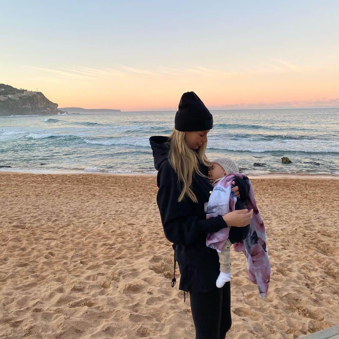 ジェニファー・ホーキンスのインスタグラム：「My heart in three pics 🥰🙏🏽 #fam  (How insane are the sunsets atm?!)」