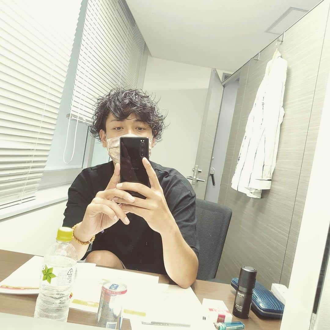 中村昌也のインスタグラム：「いや〜、楽屋にて。。。。。 　  今日は朝はスムージー。。。  とある撮影のためダイエット。。。  昔の様に顔痩せたい。。。。。  昨日上げれなくすみません。 今日２１時〜デイリー9！！  是非〜!  #NBA #NBARakuten #RakutenTV #DAILY9 #ダイエット」