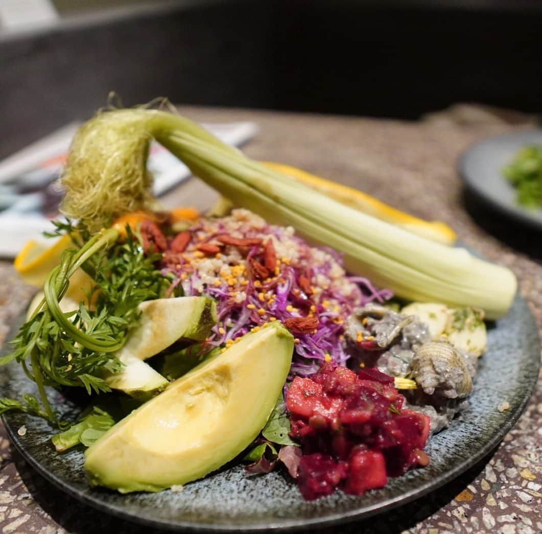 城田夏奈のインスタグラム：「. . .  もりもりサラダ🥗 アボカドは苦手🥑  cosmekitchenの店員さんが優しくて時間勘違いして入ったのにお料理出してくれた🥺  優しさにふれて嬉しい気持ち😊  #cosmekitchen」