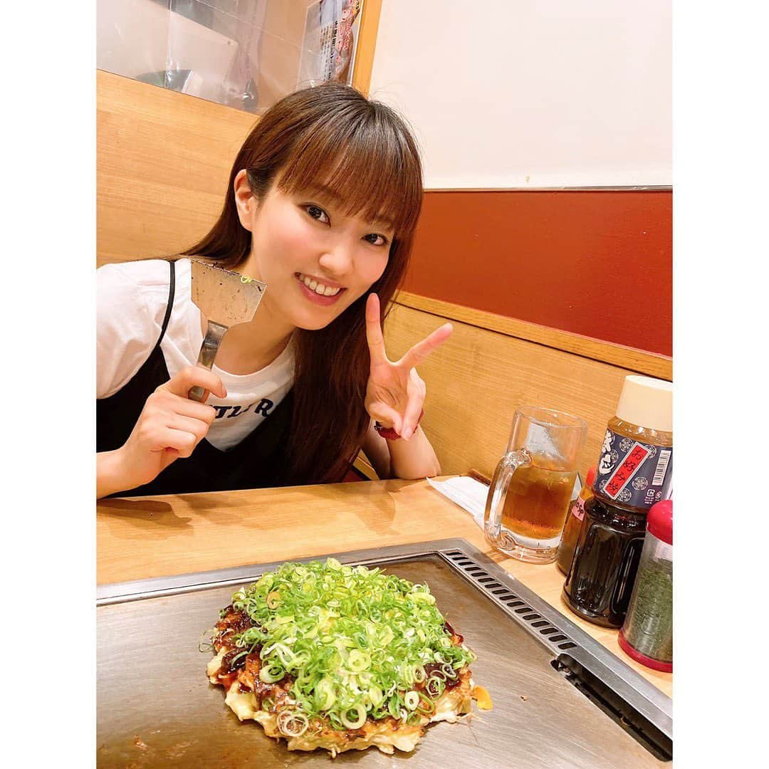 愛白もあさんのインスタグラム写真 - (愛白もあInstagram)「.﻿ レッスン終わりに大好きなお好み焼きー♡﻿ ﻿ ﻿ ﻿ 美味しかった‼︎甘めのソースでした‼︎﻿ そして、宝塚市のお好み焼き屋さんが恋しいですーーー。﻿ ﻿ 私の実家にも大きな鉄板があるんです😆﻿ 関西人ならではでしょ！﻿ ﻿ ﻿ #お好み焼き #王道はミックス焼#ネギ焼 #焼きそば #美味しいよね #たこ焼きも食べたい」7月7日 19時05分 - aishiro_moa