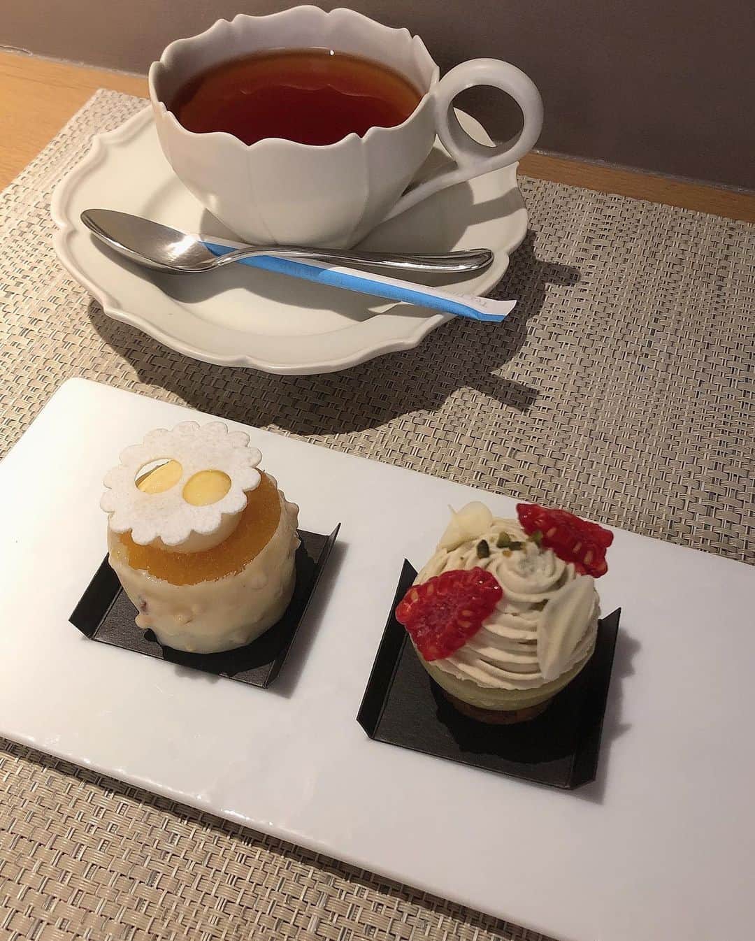 山田あかりさんのインスタグラム写真 - (山田あかりInstagram)「レディ・プレイヤー1の映画見た人ー？( ´ ꒳ ` )ﾉ  さすがスピルバーグだ🐣♥ わたしが愛してやまないスピルバーグ♥  この映画、日本だとそこまで話題にならなかったけど個人的にはかなり面白くてここ数日で6回は見た🥰  ももちゃんと前に行ったここのカフェ可愛かったなー♥ ケーキが濃厚で美味しいのです🤤 写真撮る時だけマスクを外しているよ☺️  ワンピース @attrangs_japan   サンダル @fortuneplus2020   #夏ニット #ニットワンピース #夏コーデ #表参道カフェ #表参道ランチ #表参道スイーツ #韓国ファッション #韓国通販 #サンダル #レディプレイヤー1 #表参道グルメ #表参道カフェ巡り #看護師 #保健師 #小児タッチケアセラピスト #ungrain #カフェ巡り #映画好き #153cmコーデ」7月7日 18時59分 - akari030201