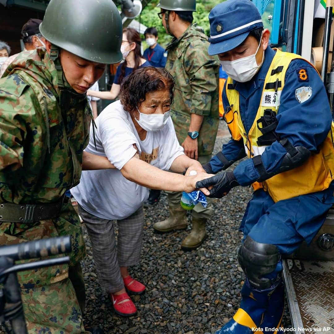 ABC Newsさんのインスタグラム写真 - (ABC NewsInstagram)「Woman is helped to get into a police vehicle to move to another shelter after deadly flooding in southern Japan. #flood #rescue #japan」7月7日 19時01分 - abcnews