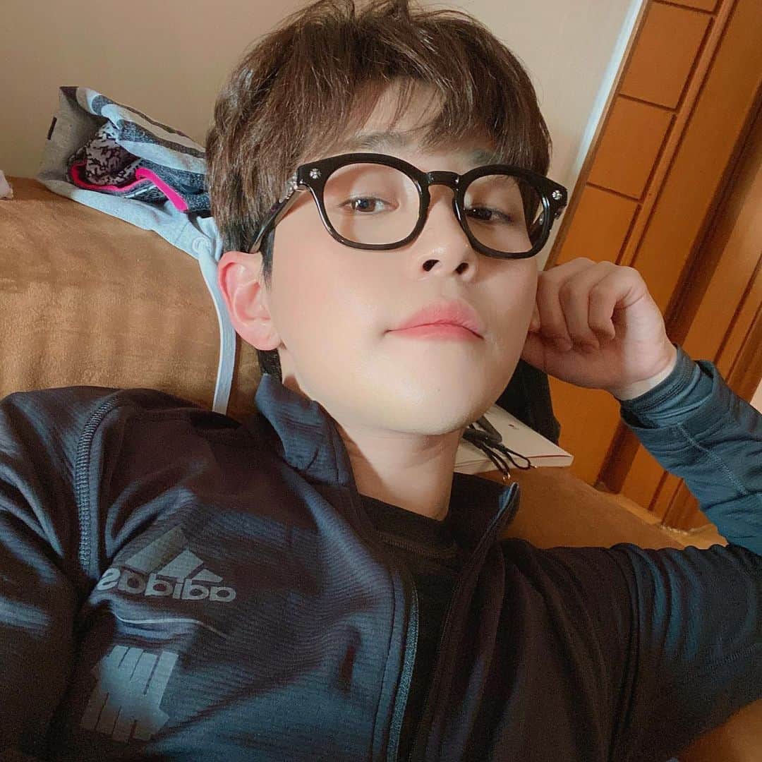 DINDINのインスタグラム：「집에서 밍기적거리기 딱인 날씬데 해야 할 일이 많다 감사하며 가자~~ 화이띤💪🏼 #딘딘 #화이팅 #월요일도아닌데피곤하다 #다들화이팅」