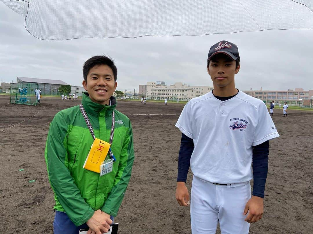 五十幡裕介さんのインスタグラム写真 - (五十幡裕介Instagram)「今日のイチオシ!!スポーツでは、 高校野球「国際情報vs北照」の練習試合についてお伝えしました。 お話を聞かせてもらった、国際情報の原田航介投手。 去年夏の南北海道大会決勝北照戦で、 179球、延長14回を投げ抜いた姿。 あと一歩で甲子園を逃しチームメートが泣きじゃくる中、 悔しさをかみ締めつつ前を見据えていた姿。 一年経った今でも、しっかり目に焼きついています。 「北照に負けたあの夏から、僕らのチームは始まった。 練習試合とはいえ、負けてはいけない」。 再び北照を相手にマウンドに立った姿は、 より凛々しく逞しく頼もしく見えたような気がします。 夢舞台への道が閉ざされてしまった中、 国際情報・有倉監督の「もう一度北照と戦わせてあげたい」という 親心で、今回の練習試合が実現しました。 この練習試合で、去年の悔しさや今年の無念さの全てを 晴らせることはないとは思います。 でも、少しでも前に進める気持ちになるなら、 高校生たちが背中を押されるようなパワーを感じられるなら、 こうした機会は本当に有意義なものだと感じます。 どの年代にも、どのスポーツにも、希望の光を灯す、 そんなチャンスが数多く生まれていってほしいです。  #高校野球 #札幌 #国際情報 #小樽 #北照 #練習試合 #原田航介 投手 #インタビュー #冷静に #淡々と #まっすぐ 話す姿に芯の強さを感じます #去年 #南北海道大会 #決勝 9回を過ぎたあたりから #無我夢中 で投げていてほとんど記憶がないそう #人間力 #どういう人間として野球で勝つか #独自大会 #目標 は #優勝 「最後は良い形で終わりたい」 #両校の皆さん #ありがとうございました！ #報道ステーション 後の #ニュース #お伝えします #HTB #アナウンサー #五十幡裕介」7月7日 19時04分 - htb_isohatayusuke