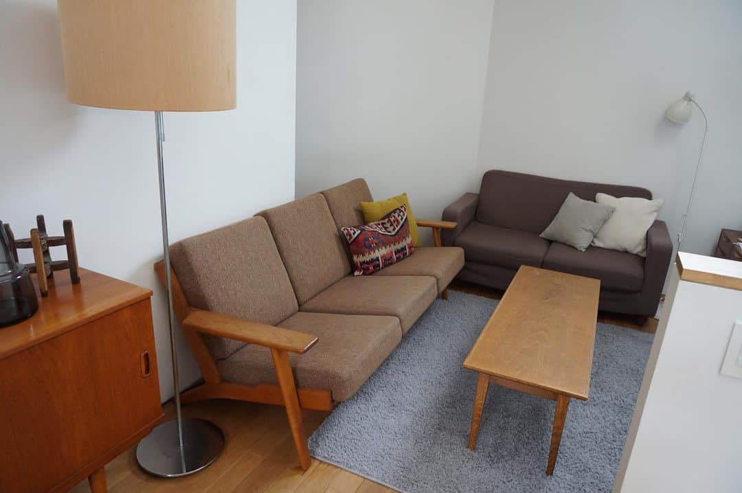 ムクリ［mukuri］さんのインスタグラム写真 - (ムクリ［mukuri］Instagram)「出会いは一脚の椅子から。ヴィンテージの佇まいに惹かれて集めた家具たち～10年目の自分らしい暮らし（sario.lsさん）﻿ ﻿ 皆さんはヴィンテージ家具にどんなイメージをお持ちですか。﻿ ﻿ 「家具といえばインテリアショップで新品で買う。」そう思っていたsaoriさんがヴィンテージ家具を集めるキッカケになったのが、雑誌に載っていた一脚の椅子。﻿ ﻿ そこから少しずつ家具を集めて今の素敵な空間が生まれました。﻿ ﻿ 家具は想いも受け継いでいくもの。使い込まれて深みを増した家具たちは、そこにあるだけでストーリーを感じます。﻿ ﻿ saoriさんの“好きのアンテナ”で選び抜いたお気に入りの家具たちとの暮らしについて、ぜひご覧下さいね〜！﻿ ﻿ @sario.ls さん、ありがとうございました！﻿ （編集：megu）﻿ ﻿ ▶詳細はプロフィールのURLよりご覧ください﻿ プロフィールはこちらから﻿ @mukuri_official ・﻿ ﻿ ﻿ ﻿ #家具 #ヴィンテージ家具 #北欧家具 #ソファ #チェスト #アーコールチェア #キャビネット #ルイスポールセン #インテリア #interior #vintage #照明 #リビング #リビングインテリア #ダイニング #マイホーム #注文住宅 #狭小住宅 #マイホーム計画 #北欧インテリア #新築一戸建て #暮らし #丁寧な暮らし #くらしの編集 #ムクリ」7月7日 19時07分 - mukuri_official
