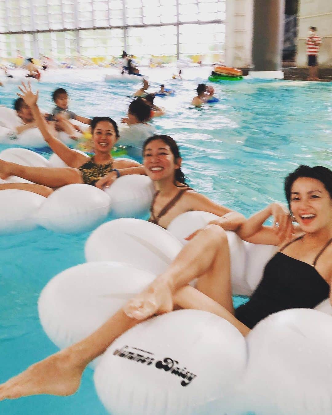 桃生亜希子のインスタグラム：「コロナからそのまま夏休みに入ってしまった息子達を連れて、早めの夏休み。 　 　人の少ない時期を選んで『星のリゾート　リゾナーレ八ヶ岳』へ行ってきました。 　 　1時間に一回出る波🌊のプールや、アスレチックなど、子供も大人も楽しめる小旅行になりました。 　🙏🌝 #lepidos  の水着着れた @lepidos_swimwear #リゾナーレ八ヶ岳 #星野リゾート」