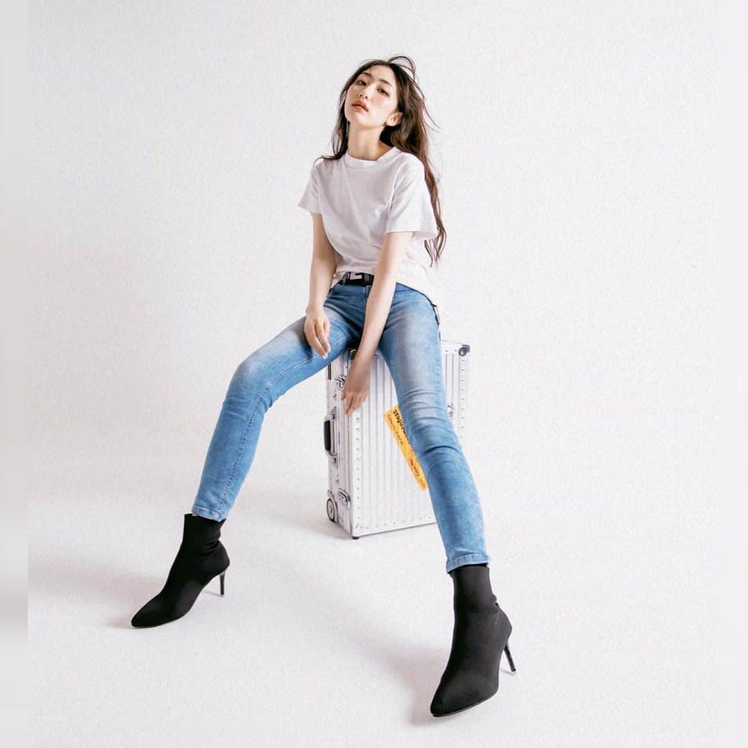 黒田瑞貴のインスタグラム：「夏くるなぁ 白Ｔだいすき💕  📷　@fukumitadaishi  💄　@_chapanese_   #ootd #ootdfashion #fashion  #instafashion #白t #tシャツコーデ #シンプルコーデ #diesel  #shooting #japanesegirl #portrait」