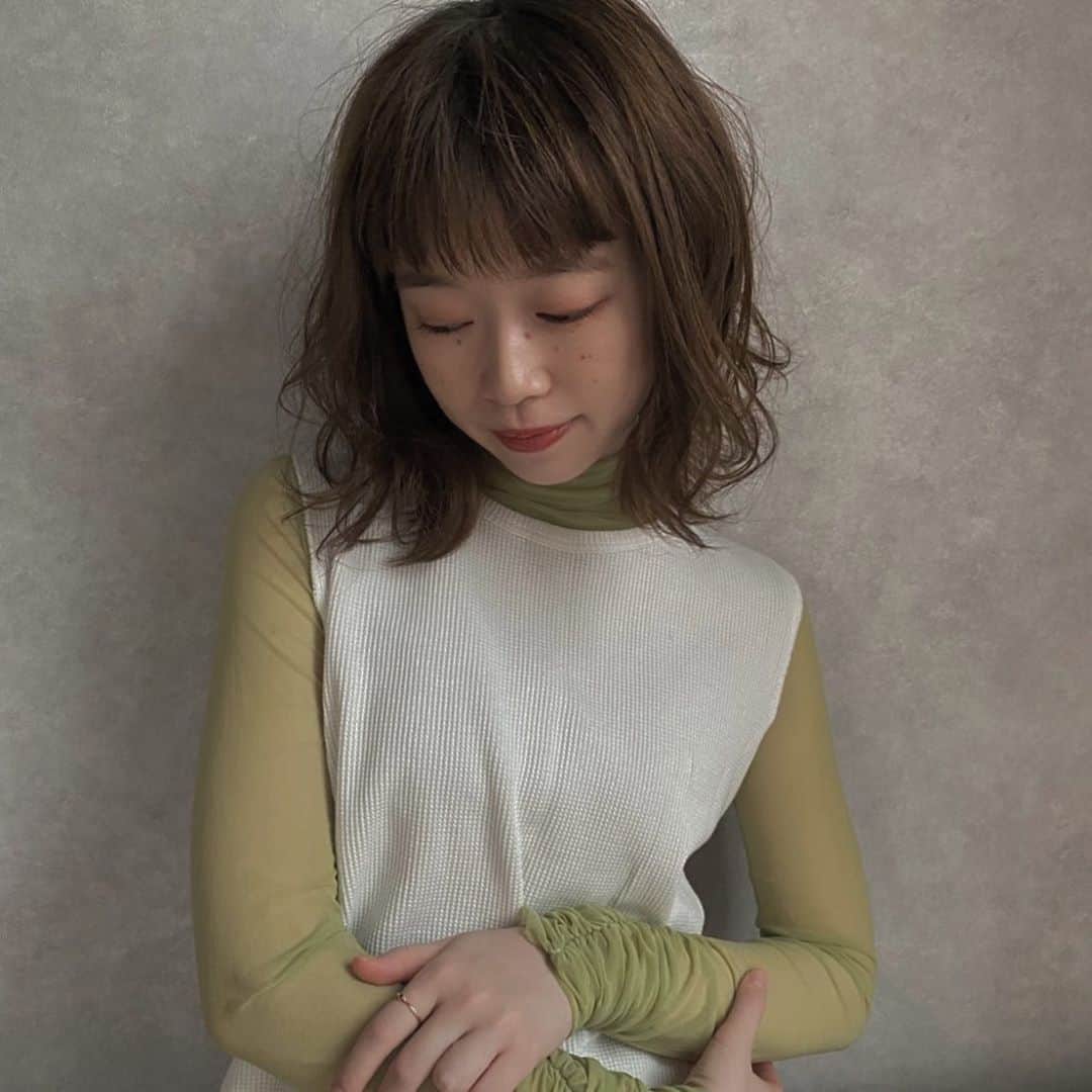 河野れいらのインスタグラム：「. そろそろ髪を染めなきゃなぁ🥳 . 仕事のことを聞かれることが増えてきたんだけど、、 一般企業で働いています🐈 片耳はあまり聞こえてないままだけど 沢山助けてもらって社会人4ヶ月目に突入です☺️ お昼にビルに入っている飲食店の 牛スジカレーを食べるのにハマっています(臭いかなぁ🤔)」