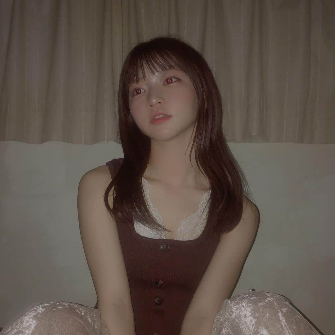 横道侑里さんのインスタグラム写真 - (横道侑里Instagram)「エモくしたかっただけなのに。 暑さと湿気にやられたよね笑笑 最近頑張って流行にのろうとしててスクエアネックとかシアーシャツとかレースインナーとか髪ウエットにしたりとか！！！ 家では暑くてシャツ脱いじゃったんだけど！髪は湿気でボサボサだけど！ そう。あと、なんか服部の服と似てて（わんちゃん同じ？）びっくりした笑笑  今日は七夕。 彦星様と織姫様ちゃんと会えてますように。  大人っぽいって褒めてくれてすごく嬉しい… でもこの日甘めの可愛い系メイクしちゃったから 大人っぽいメイクにしたらよかったなぁ」7月7日 19時18分 - sideroad615