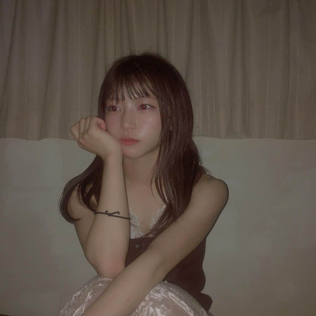 横道侑里さんのインスタグラム写真 - (横道侑里Instagram)「エモくしたかっただけなのに。 暑さと湿気にやられたよね笑笑 最近頑張って流行にのろうとしててスクエアネックとかシアーシャツとかレースインナーとか髪ウエットにしたりとか！！！ 家では暑くてシャツ脱いじゃったんだけど！髪は湿気でボサボサだけど！ そう。あと、なんか服部の服と似てて（わんちゃん同じ？）びっくりした笑笑  今日は七夕。 彦星様と織姫様ちゃんと会えてますように。  大人っぽいって褒めてくれてすごく嬉しい… でもこの日甘めの可愛い系メイクしちゃったから 大人っぽいメイクにしたらよかったなぁ」7月7日 19時18分 - sideroad615