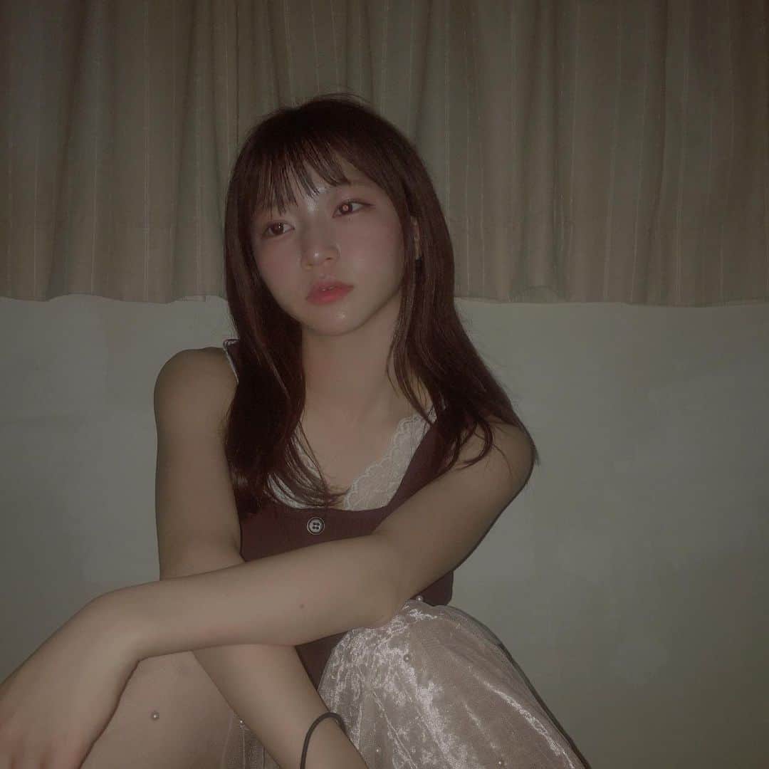 横道侑里さんのインスタグラム写真 - (横道侑里Instagram)「エモくしたかっただけなのに。 暑さと湿気にやられたよね笑笑 最近頑張って流行にのろうとしててスクエアネックとかシアーシャツとかレースインナーとか髪ウエットにしたりとか！！！ 家では暑くてシャツ脱いじゃったんだけど！髪は湿気でボサボサだけど！ そう。あと、なんか服部の服と似てて（わんちゃん同じ？）びっくりした笑笑  今日は七夕。 彦星様と織姫様ちゃんと会えてますように。  大人っぽいって褒めてくれてすごく嬉しい… でもこの日甘めの可愛い系メイクしちゃったから 大人っぽいメイクにしたらよかったなぁ」7月7日 19時18分 - sideroad615