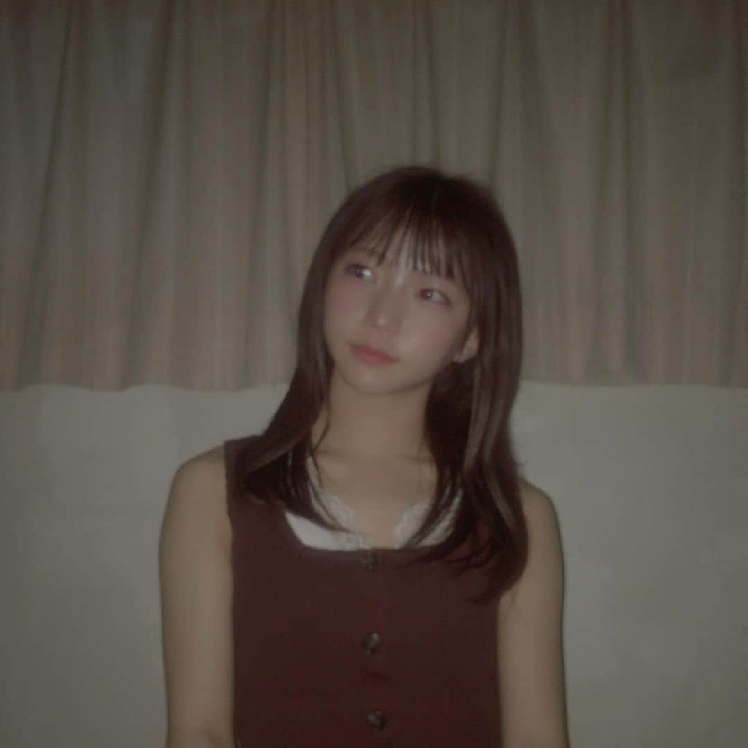 横道侑里さんのインスタグラム写真 - (横道侑里Instagram)「エモくしたかっただけなのに。 暑さと湿気にやられたよね笑笑 最近頑張って流行にのろうとしててスクエアネックとかシアーシャツとかレースインナーとか髪ウエットにしたりとか！！！ 家では暑くてシャツ脱いじゃったんだけど！髪は湿気でボサボサだけど！ そう。あと、なんか服部の服と似てて（わんちゃん同じ？）びっくりした笑笑  今日は七夕。 彦星様と織姫様ちゃんと会えてますように。  大人っぽいって褒めてくれてすごく嬉しい… でもこの日甘めの可愛い系メイクしちゃったから 大人っぽいメイクにしたらよかったなぁ」7月7日 19時18分 - sideroad615