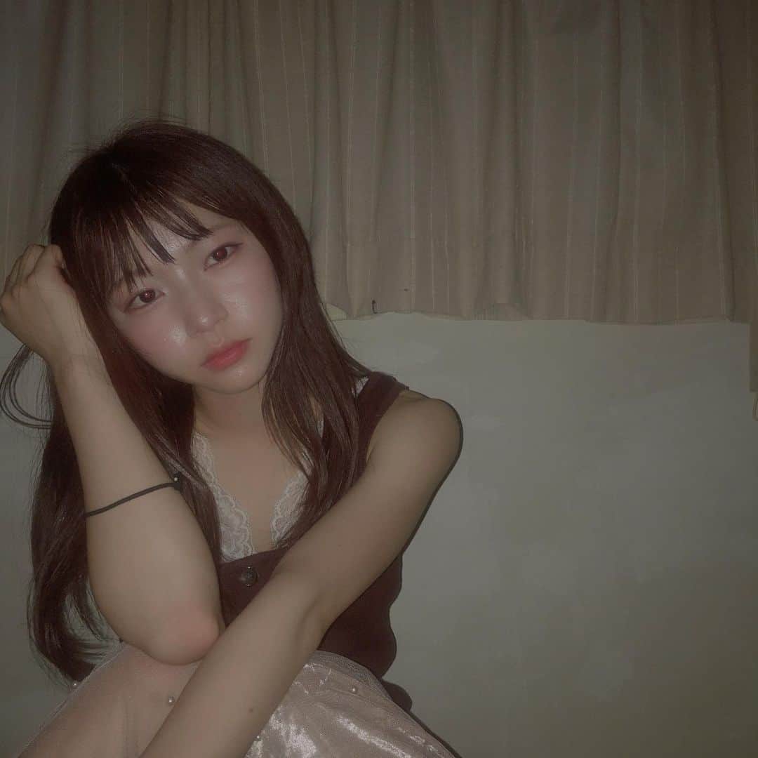 横道侑里のインスタグラム：「エモくしたかっただけなのに。 暑さと湿気にやられたよね笑笑 最近頑張って流行にのろうとしててスクエアネックとかシアーシャツとかレースインナーとか髪ウエットにしたりとか！！！ 家では暑くてシャツ脱いじゃったんだけど！髪は湿気でボサボサだけど！ そう。あと、なんか服部の服と似てて（わんちゃん同じ？）びっくりした笑笑  今日は七夕。 彦星様と織姫様ちゃんと会えてますように。  大人っぽいって褒めてくれてすごく嬉しい… でもこの日甘めの可愛い系メイクしちゃったから 大人っぽいメイクにしたらよかったなぁ」