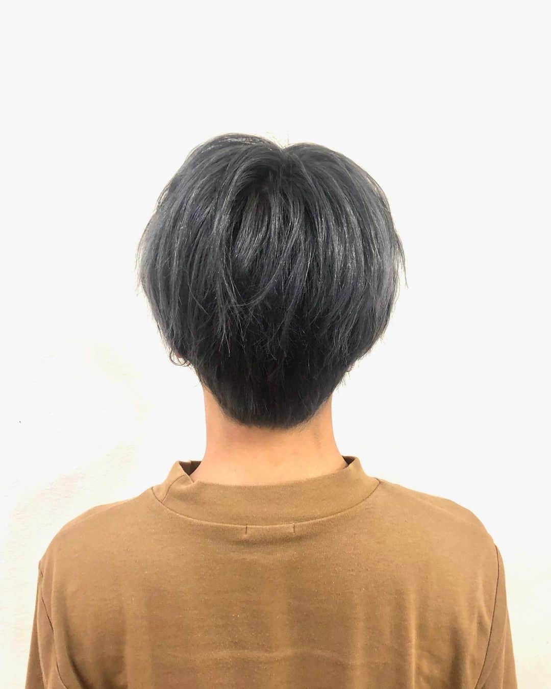 salon PRATiNO(サロンプラチノ)のインスタグラム：「. 🖤ダークグレー🖤. . ブリーチを4回ほど繰り返していて、 かなり明るめのベースに イルミナカラーで青みの少ないグレーを入れてシックに変身💫💫 色持ちするように暗めに入れていますが、 光の当たり加減によって 透明感が出ていてとても綺麗です💓  . . 【CLAVIS PRATINO】 ◇月曜日～土曜日 10:00～20:00 ◇日曜日 10:00～18:00  ※定休日なし ※時間外はお問い合わせください。 愛知県名古屋市中区錦3-4-19石垣ビル７Ｆ ☎︎052-962-7017 . #hairstyle #hair #cornrow #braids #clavispratino #spiralperm #pratino #hairsalon #nagoya #haircolor #love #派手髪 #外国人風カラー #バレイヤージュ #グラデーション #コーンロウ #ブレイズ #スパイラルパーマ #特殊ヘア #ブラックヘア #美容室 #ヘアサロン #ヘアスタイル #ヘアカラー #クラビスプラチノ #名古屋 #栄 #錦」