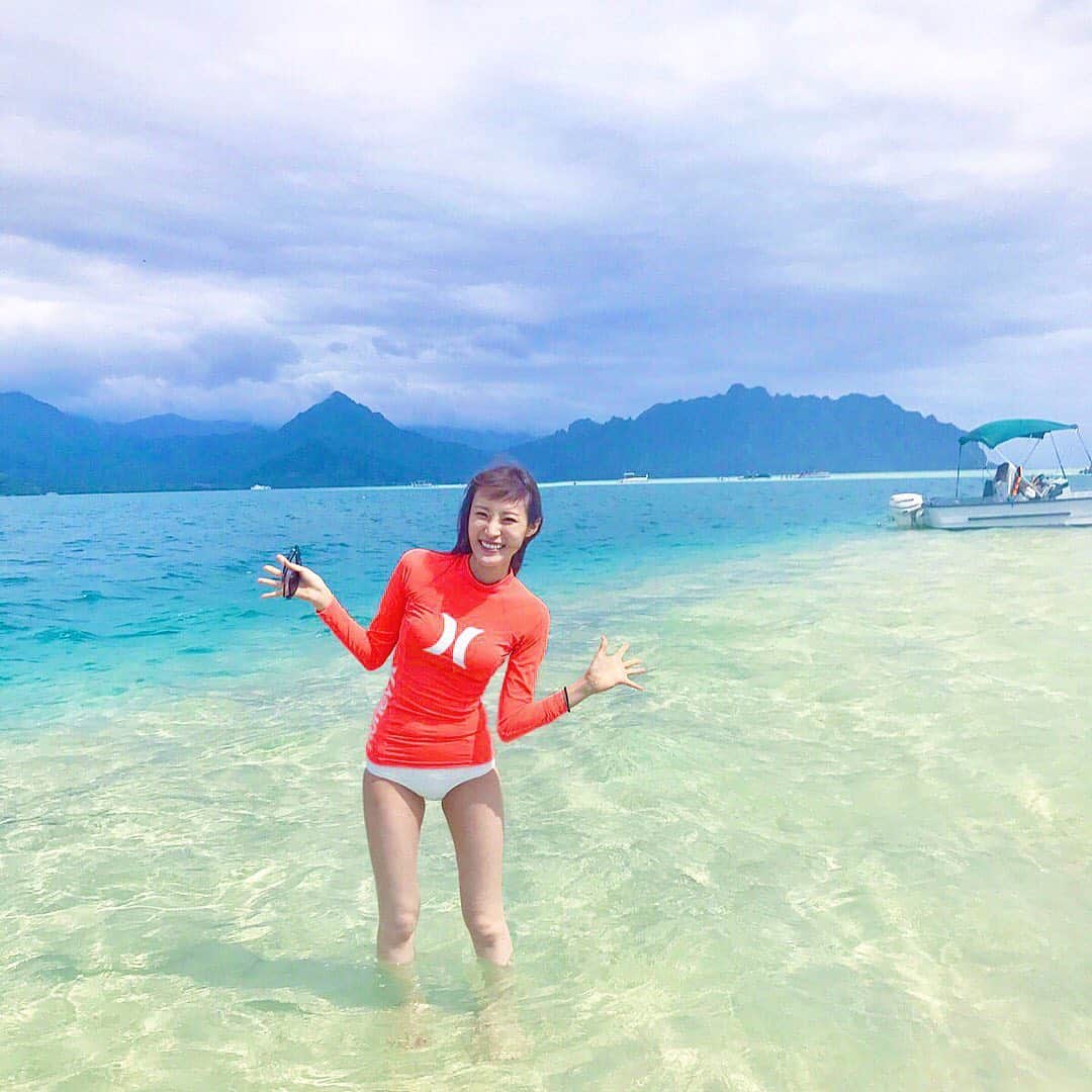 小林真由のインスタグラム：「🌺👙🌴🐚⛵️﻿ ﻿ ﻿ 3年前の今頃、感動した天国の海。﻿ 干潮のわずかな時間だけ白砂の上を歩ける幻想的な神秘的な場所🥺﻿ ﻿ ここでピクニックしたり、ウミガメの真横で泳いだり、今でも信じられないくらい非現実的な時間だった🙈🥪﻿ いつか子供も連れて行くのが夢です🌺﻿ ﻿ ﻿ #ハワイ #サンドバー #天国の海 #旅行 #家族旅行 #hawaii #sandbar」