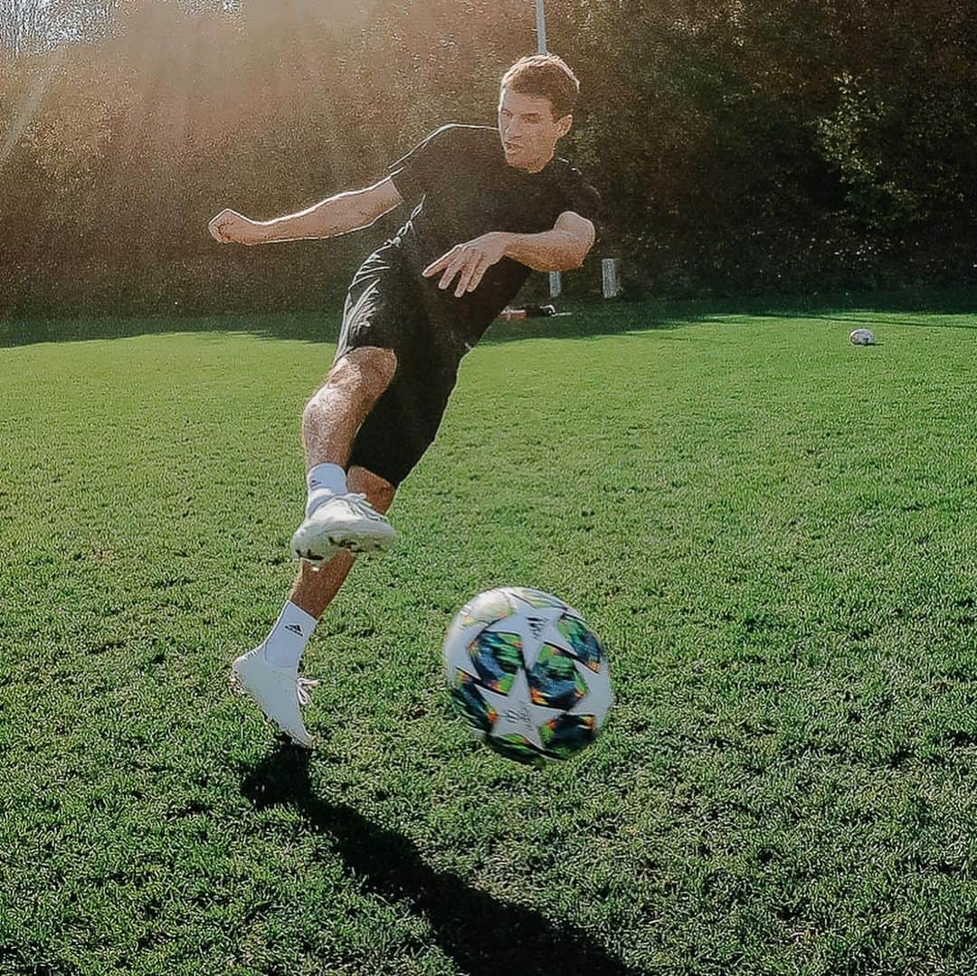 トーマス・ミュラーさんのインスタグラム写真 - (トーマス・ミュラーInstagram)「Now we have a short football break. But in 12 days we will start the preparations for the @championsleague. We have big goals! 🔝🔴⚪️🔥 #fcbayern #miasanmia #esmuellert #weiterimmerweiter #gopro #derwegistdasziel」7月7日 19時32分 - esmuellert