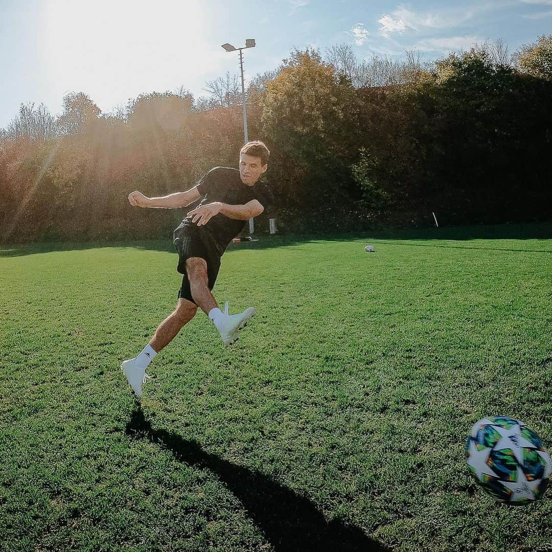 トーマス・ミュラーさんのインスタグラム写真 - (トーマス・ミュラーInstagram)「Now we have a short football break. But in 12 days we will start the preparations for the @championsleague. We have big goals! 🔝🔴⚪️🔥 #fcbayern #miasanmia #esmuellert #weiterimmerweiter #gopro #derwegistdasziel」7月7日 19時32分 - esmuellert