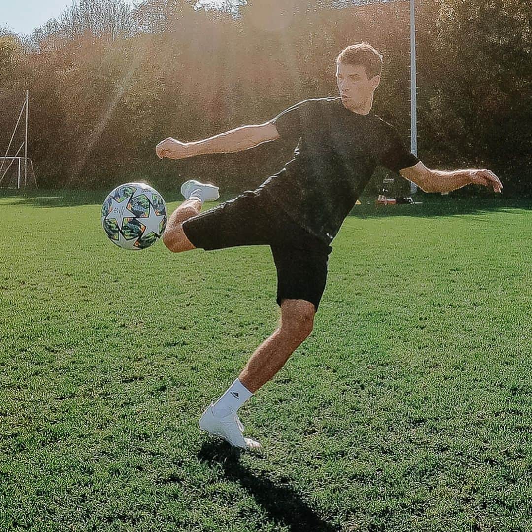 トーマス・ミュラーのインスタグラム：「Now we have a short football break. But in 12 days we will start the preparations for the @championsleague. We have big goals! 🔝🔴⚪️🔥 #fcbayern #miasanmia #esmuellert #weiterimmerweiter #gopro #derwegistdasziel」