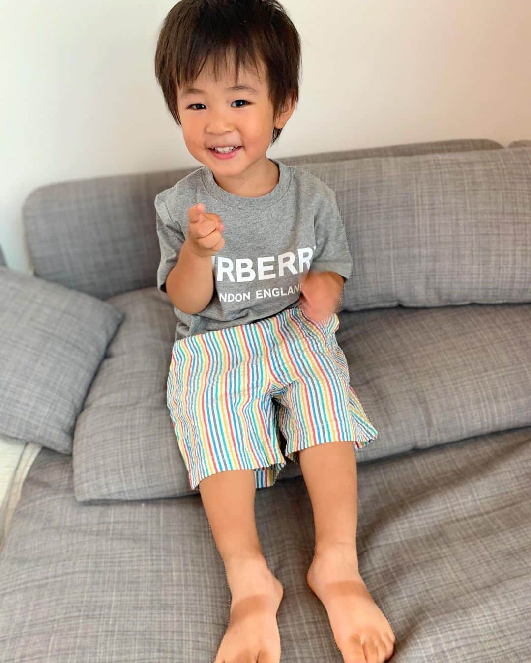 のインスタグラム：「夏は素材の気持ちいい服を着てウキウキの息子✨  よく愛用してるスウェーデンの子供服通販サイト　@babyshop で 最大50%オフのサマーセールが開催されていたので ポチポチ購入♫  元から現地価格で安いのにサマーセールで相当安くなっていたので 狙ってたバーバリーのTシャツをチョイス💕  ついでに通気性の良さそうな可愛い短パンも2400円くらいになっていたので購入しました✨  BurberryのTシャツは触り心地がとても良くて着心地が最高🥰 特別なお出かけの時もぴったりだな〜💕  7月6日からはなんと最大70%オフもやってるので 本当にチェックしてみた方がいいですよ！  ブランド物も安くなってるから凄い！ 日本未入荷のお洒落なデザインの服も個人的に必見♫  @babyshop   https://m.jp.babyshop.com/end-of-season-sale/s/1873  #babyshop #ベイビーショップ #ベイビーショップサマーセール#burberrykids #バーバリーコーデ #バーバリーキッズ #pr #frugi #サマーセール #2歳コーデ #キッズコーデ #サマーコーデ」