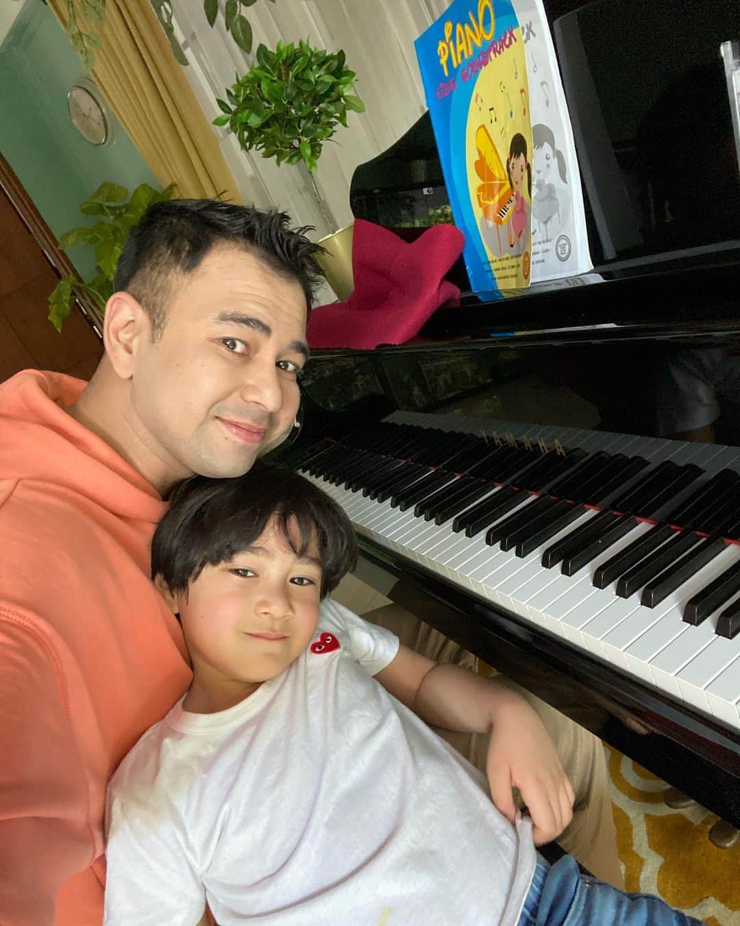Raffi Ahmadさんのインスタグラム写真 - (Raffi AhmadInstagram)「Belajar piano dulu sama Papa 🎹🎼❤️ Padahal papanya juga ga bisa bisa amat hehehe 😁」7月7日 19時32分 - raffinagita1717