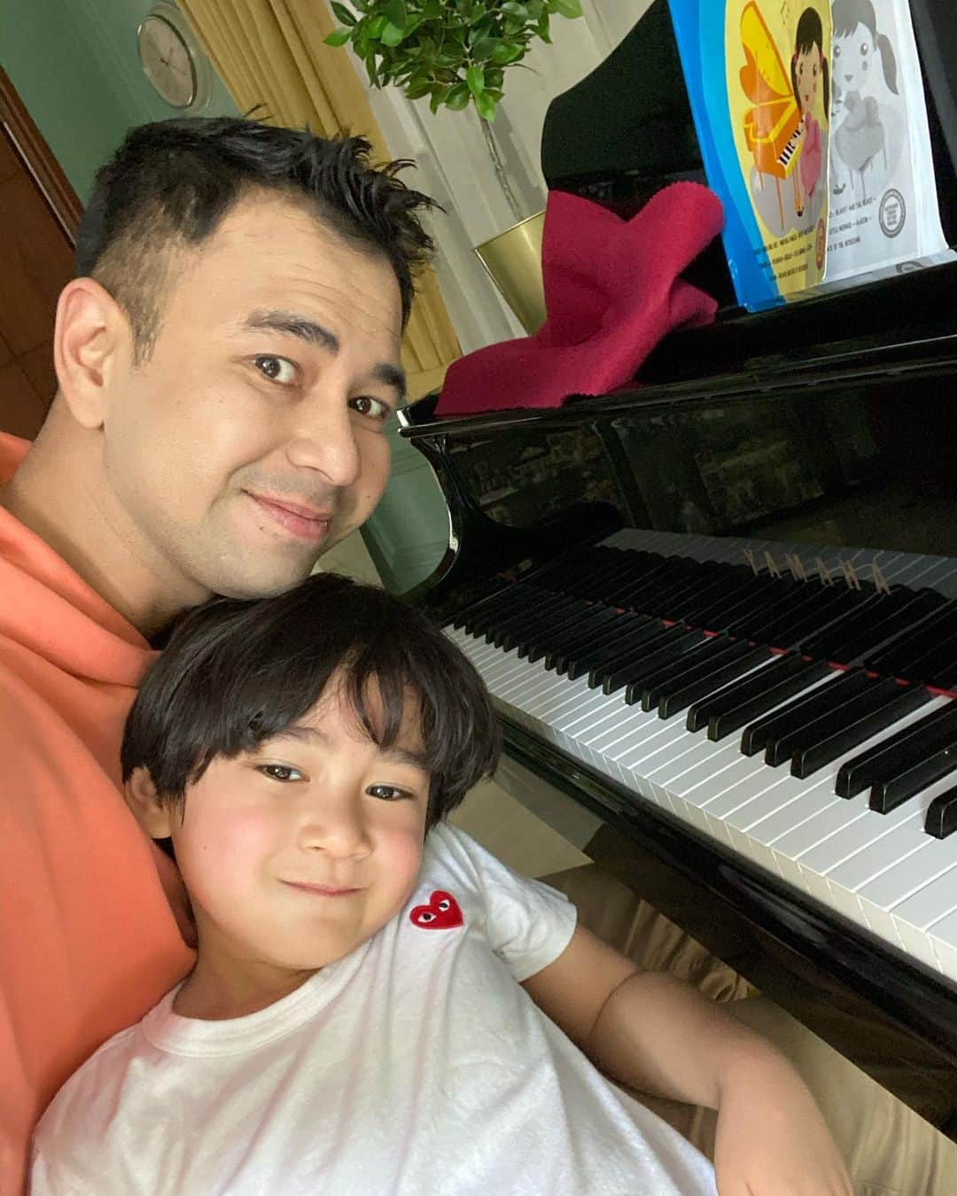 Raffi Ahmadさんのインスタグラム写真 - (Raffi AhmadInstagram)「Belajar piano dulu sama Papa 🎹🎼❤️ Padahal papanya juga ga bisa bisa amat hehehe 😁」7月7日 19時32分 - raffinagita1717