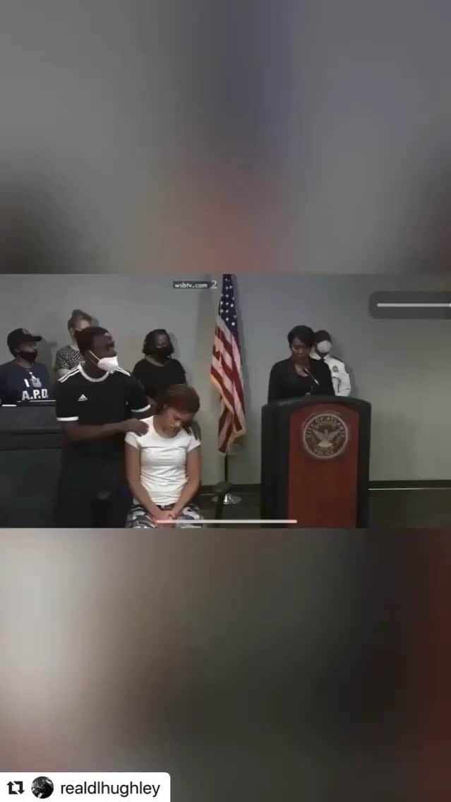 レイ・アレンのインスタグラム：「C’mon black people we have to do better than this! 8 year old Secoriea Turner was killed in Atlanta a few nights ago by two men that shot into her vehicle while her mother was driving. Why? What are we doing people?  We are over here fighting for real change in this country and some of you are out here killing your own innocent children in the streets. If anyone has any information about the shooting of this little baby in the streets of Atlanta please come forward.  We can’t blame this on police officers, this is on us black people, we have to do better in our own communities!  If we are serious about real change that can help black people move forward in America we have to stop shooting each other! C’mon y’all let’s keep the same energy for the violence in our own communities. If we want change it is all encompassing. I want any unnecessary killing of black people to stop! #justiceforsecoriea #eachoneteachone #keepthesameenergy」