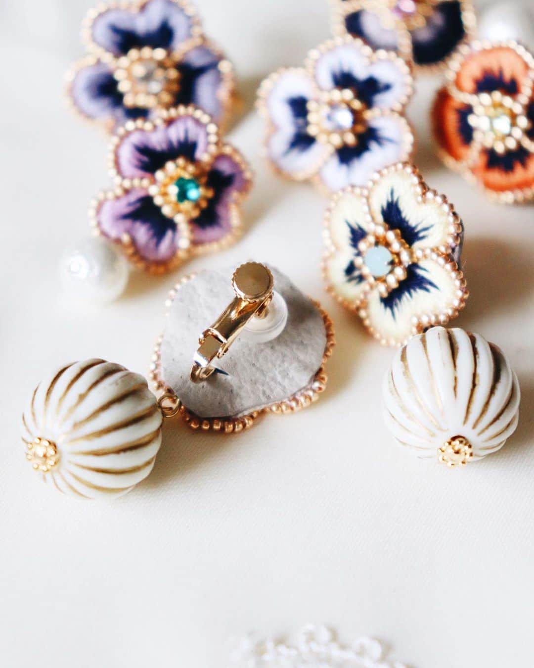 handmade shopのインスタグラム：「online shopは8日の18時にクローズします👼﻿ ﻿ 駆け込みでのご注文も承っておりますので﻿ 悩まれている方はこの機会にぜひ♡﻿ ﻿ プロフィールのリンクからご覧下さい﻿ ﻿ 銀行振込やコンビニ払いの方は﻿ ご入金忘れのないようお願いいたします🙏﻿ ﻿ ただ今お支払いいただいてる分の﻿ お仕立てをしています😊✨﻿ ﻿ イヤリングは金属アレルギーの方でも﻿ つけていただけるように﻿ ﻿ 土台部分は裏地に入れ込んでいます💘﻿ ﻿ 気に入っていただけるように心を込めて🥰﻿ ﻿ お手元に届くまで今しばらくお待ち下さい！」