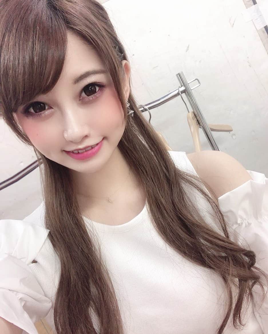 まりんさんのインスタグラム写真 - (まりんInstagram)「ハーフアップ♡♡ . . #清楚系まりん  #清楚系女子 #白コーデ#撮影会#私服#私服撮影会 #グラビア#model#dancer#showgirl#ヘアメイク#エクステ#可愛いは正義 #モテ服 #童顔#sexy#グラビアプレス#クラゲ女子#肩だしトップス#smooth#studioab」7月7日 19時31分 - marin_burlesque