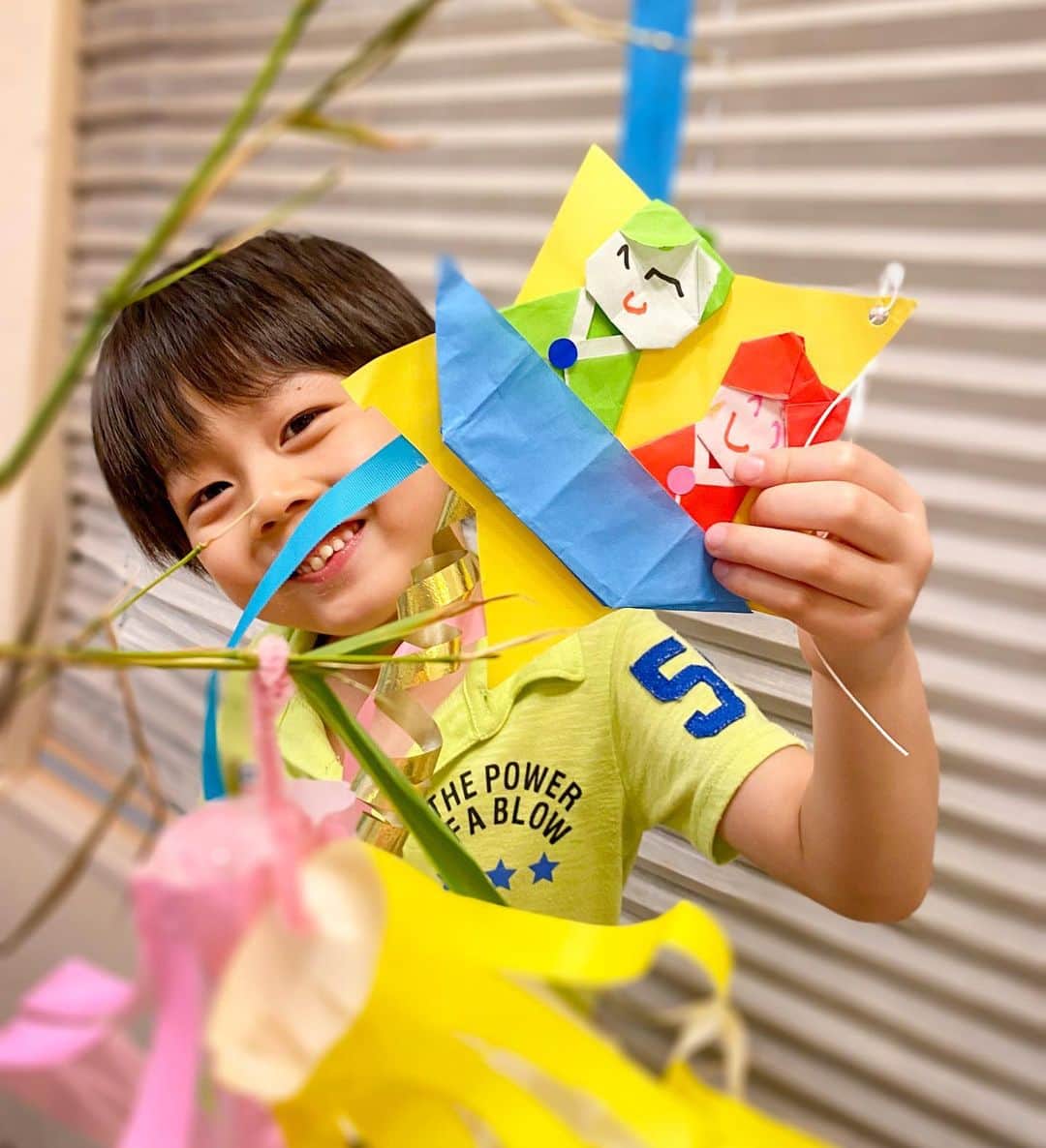 ブラザー4チャンネルのインスタグラム：「今日は七夕…🎋﻿ ﻿ 保育園で作ってきてくれるのも、もう今年が最後…😭﻿ ﻿ 来年からは、家で何か作ってみようかな！と思うけど難しそう…💦﻿ ﻿ そう思うと、普段からの保育士さんには感謝しかないですね✨﻿ ﻿ なーたんの七夕ソングをYouTubeストーリーにアップしました♫﻿ ﻿ #brother4﻿ #七夕﻿ #保育園制作﻿ #保育士さんありがとうございます」