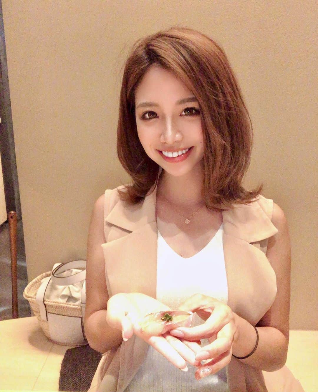 LIHOCOさんのインスタグラム写真 - (LIHOCOInstagram)「༄ 7.7 今日は七夕🎋ですね🌟 毎年七夕は雨のイメージだけど 今年は豪雨…☔ 私の住んでる地域でも朝から 警報が何度もなっていました💦 今夜もひどいみたいなので くれぐれも気をつけましょう😣 ． ． 写真は光が合わなくてお寿司が うまく伝わらなったから😂 お寿司単品でも載せました🍣💕 ミシュラン獲得してるだけあって おいしすぎてほっぺた落ちました🥺」7月7日 19時33分 - lihoco01