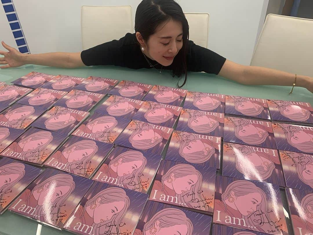 ふくい舞さんのインスタグラム写真 - (ふくい舞Instagram)「初対面！  First meeting with my new album "I am...』  いろんなラジオや、札幌の街頭に流していただけるコメントとかを録ってきました^ ^  もうすぐホームページに載るのでチェックしてくださいね^ ^  初めてCDを作ったのは2006年  その頃から変わらず、出来上がったバッカリのCDを手に取る時って少し目頭熱くなります💛  感謝と、期待と、色んな気持ちで^ ^  子供の頃、家族が持ってたアルバムを不意に聴いて好きになったアーティストさんは今でも特別で  このアルバムもどんな人がジャケット目があって 手にとってくれるかなって想像したらワクワクしました☺️  沢山の人に愛されますように🎋  #短冊」7月7日 19時34分 - maifukui1217