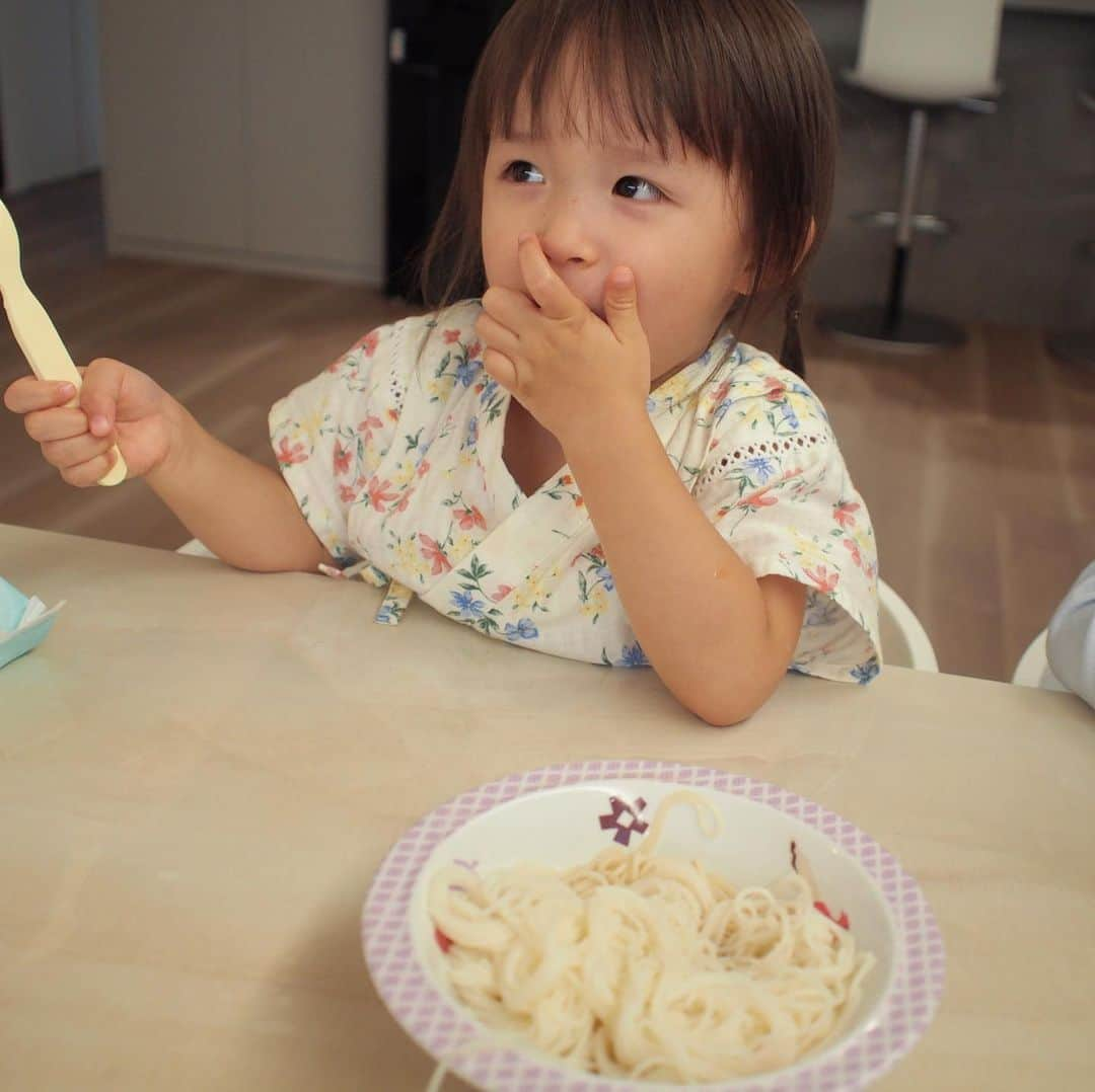 宇佐美蘭さんのインスタグラム写真 - (宇佐美蘭Instagram)「素麺食べないのに取るだけ取るから、食べないとダメよと言ったら、この表情😂﻿ 七夕の願い事は…﻿ 長女→ケーキ屋さんになりたい🍰﻿ 次女→アイス食べたい🍦﻿ でした👻💕﻿ #七夕﻿」7月7日 19時43分 - usamiran_official