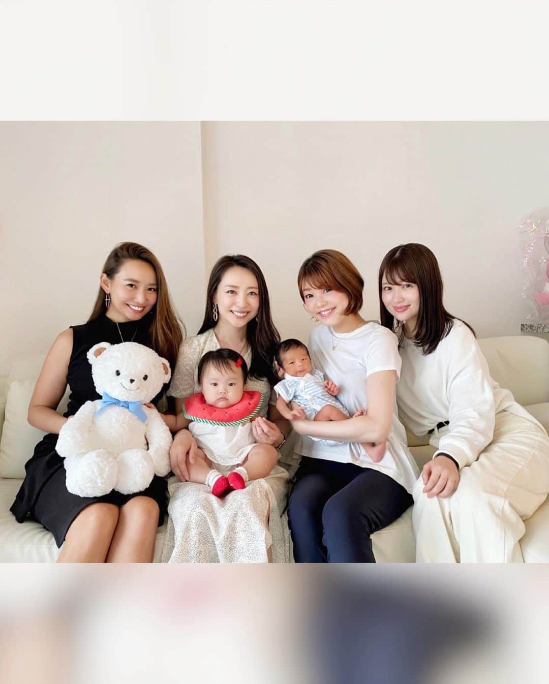 のインスタグラム：「真奈ちゃんの赤ちゃんに会いに👶💕 産まれたてほやほやの新生児で可愛いすぎたよ🥺💓 はぁー♡ほんとに子供って可愛い🥺❤️❤️ 癒された〜✨✨ . 奈央ちゃんbabyは相変わらずの愛くるしさで たくさん遊びました🥰🙌 オーシャンズのみんなが順々に出産してて、 懐かし話と共に楽しい時間でした🥰🤍 真奈ちゃん💕出産お疲れまでだよ👏!! . 手土産には最近ハマってるフルーツサンドを🍓🥝♡ また遊びにいくねっ🥰💓 . . #baby #congratulations  #出産 #出産祝い #ベイビー #🤱」