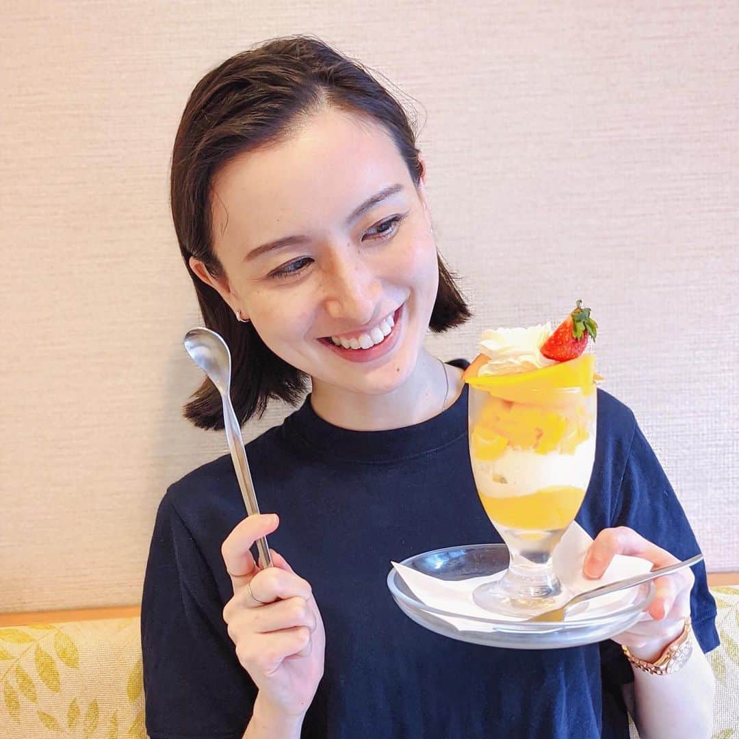 前田紀至子のインスタグラム：「肌の調子が良い！それだけで最高に気分が良い（逆も然りなので、肌って本当にあなどれない）！  7月22日にロート製薬から発売される新ブランドSKIOの製品をひと足早くお試しさせて頂いているのですが、これが効率的かつ楽ちんで肌もいい感じな上に、パッケージもおしゃれでかなり刺さっています。  私はスキンケアの中で導入の美容液を最も愛しているといっても過言ではないのですが、SKIOは洗顔→美容液→ゲルのスマートステップでありながら、美容液の存在感が抜群。 その上美容液が化粧水の役割まで搭載しているから、本当に楽で最高。何なら洗顔も「単に落とす」という訳では無く、ジェル状の導入美容液発想洗顔なのです。こういうの、大好き。  結果、相性が良いのか今日も肌の調子が良くて満面の笑み。ついでにパッケージのイエローに釣られてマンゴーのパフェをセレクトしました。  シミ、毛穴、くすみにアプローチするVC ホワイトピールシリーズが良かったので、シワ、ハリ、保湿のVB リンクルクリアシリーズ（こっちはピンク）も発売後に試してみたいと思っています。  因みに楽天では先行で7月13日からの先行発売。 さらに13日の1日限定で半額（！）クーポンが使えるそうなので、こちらも是非。 既に取得できるので、私は準備万端にて13日にピンク狙いでいきます。  またその頃ROOMに載せますね。 簡単なのにいい感じに仕上がるスキンケア、今夜のお風呂上がりも楽しみだな〜（不精者のスキンケア好き）。  #SKIO#VCホワイトピール#ロート製薬#pr 久々#パフェのポーズ#ROOMインフルエンサー#pixel4」