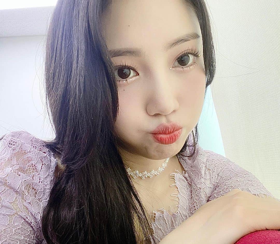 DIAのインスタグラム：「⠀ [ #주은 ] ⠀ 더쇼 완료 !! 에이드 무대 잘 봤어요 ?😗 이번주부터 장마라고 하니 우산 잘 챙겨 다니구 집에서 시원하게 잇자아💜💜 ⠀ #다이아 #DIA #JUEUN #Flower_4_Seasons #감싸줄게요 #Hug_U」