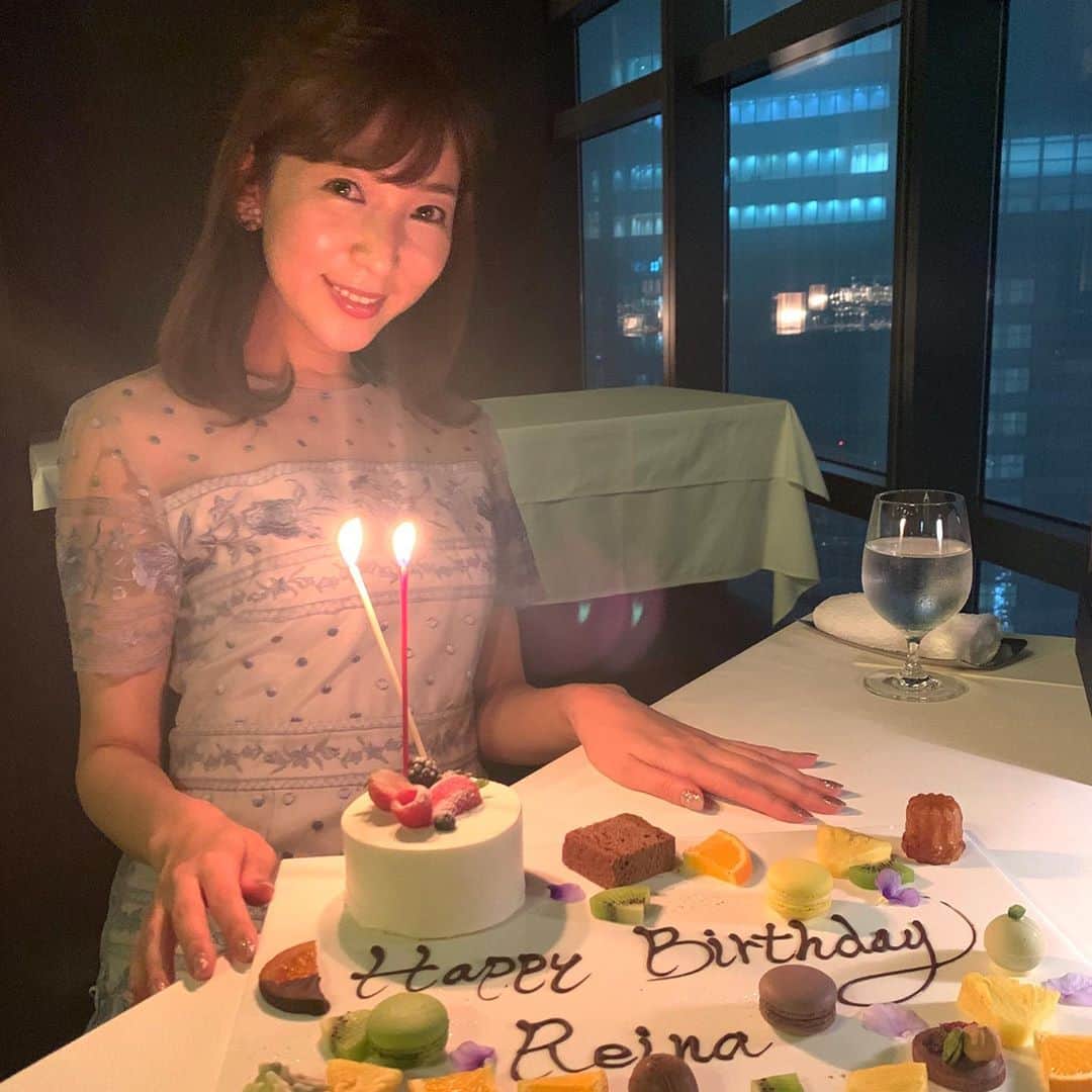 小野澤玲奈のインスタグラム：「お誕生日をお祝いしてもらったシリーズ  弟夫妻や家族や 相方のみさきちゃん  ママのご飯最高🍚 ケーキはいらない、お肉がいいと言いました🐷  コロナで家族や友達に会えない間 ひとりぼっちなのかな？と思っていたから 本当にホッとした😊  #お誕生日  #５月だけど  #最後の写真かわいい」