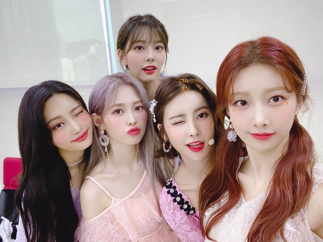 DIAのインスタグラム：「⠀ 200707 더쇼 감싸줄게요♥️ ⠀ #다이아 #DIA #Flower_4_Seasons #감싸줄게요 #Hug_U」
