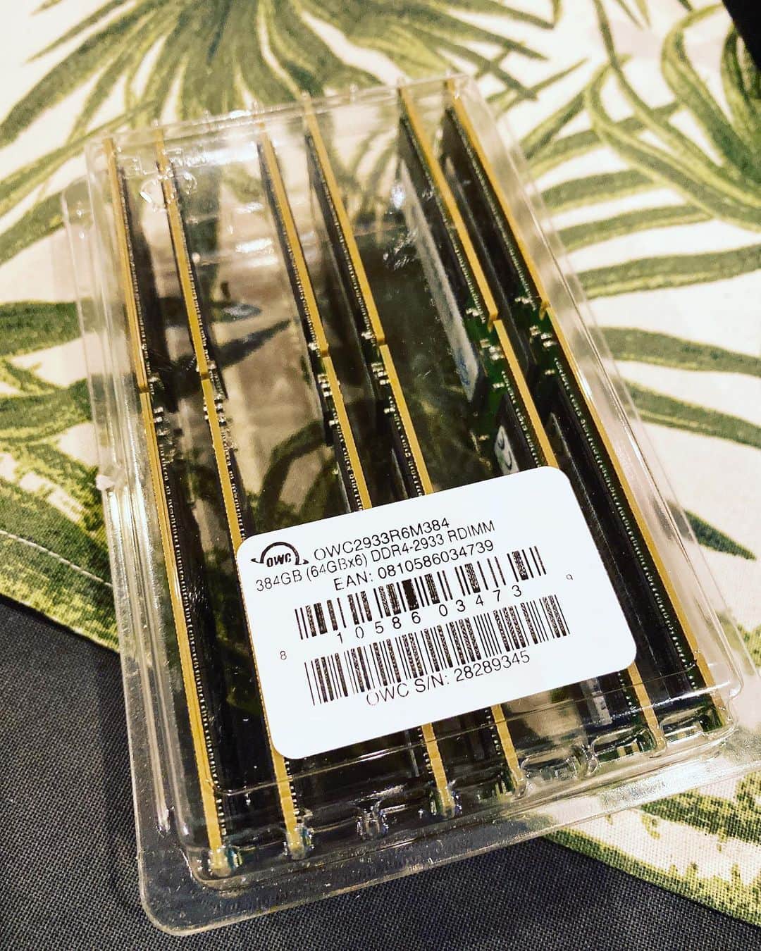 tokuのインスタグラム：「部品届きました🤑 置配はなかなか心配。 お値段的に…。 これだけでMacBook Pro16インチ竹、買えます。  #memory #pcparts #vintagecomputer」