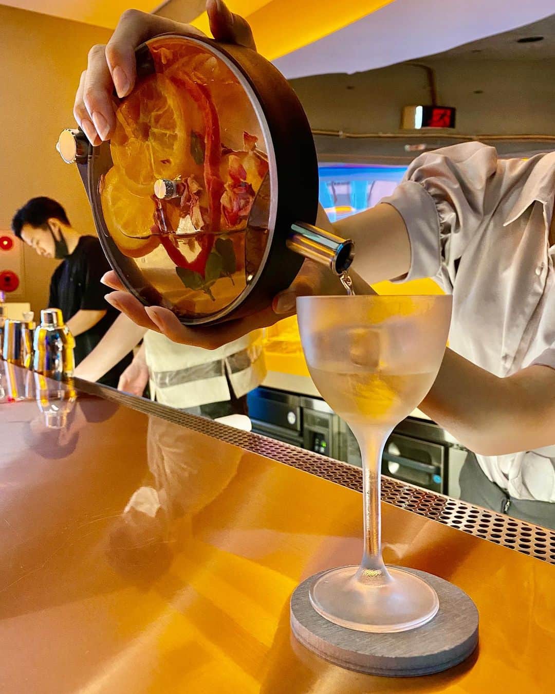 吉田拓巳のインスタグラム：「7月17日にオープンする日本初の完全ノンアルコールバー「0%」に一足早く行かせて頂きました！﻿ 完全にノンアルコールだけど、めちゃくちゃ美味しくて、もはや酔えるような....笑﻿ そんなスペシャルなノンアルドリンクばかりでした！﻿ 空間も近未来的でありながら、90年代を思わせるような！﻿ 六本木のど真ん中にあるのも面白い！﻿ アルコールが0%だけでなく、心も0にリセットさせるような。良い体験でした！ @kenji_kohashi さんおめでとうございます！」