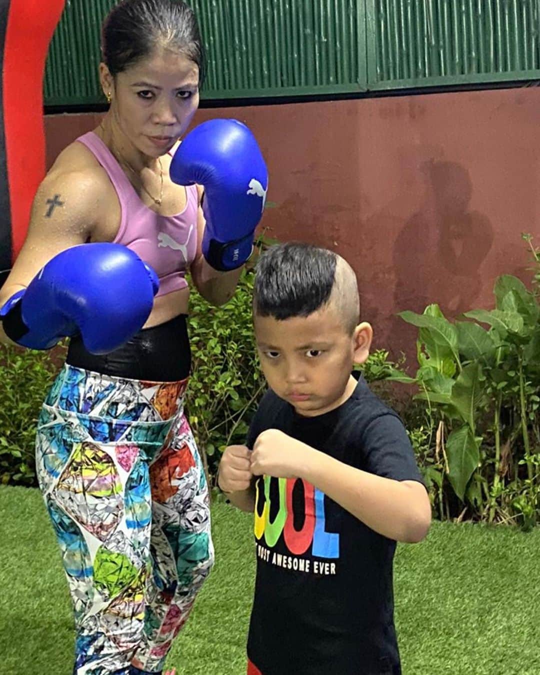 Mary Komのインスタグラム：「Mom and son have a special bond of love and care..#southpaw and #orthodoxboxing」