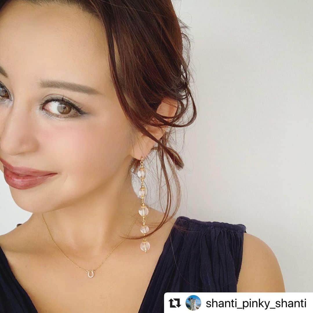 窪塚洋介のインスタグラム：「#Repost @shanti_pinky_shanti  ・・・ ✷Amate bijou✷(アマテビジュー) . いよいよオープンしました❤️✨ .  クリスタルのピアス/イヤリングと、 ホースシューのネックレスの販売を開始いたします🌟 . 強い浄化と願いを叶えるパワーがあるとされる クリスタル(水晶)のピアス💫 (14KGFアレルギー対応ピアス、真鍮のピアス、真鍮のイヤリングの3種類) . 幸運を呼び込む象徴であるホースシューのネックレス✨ (14KGFアレルギー対応ネックレス) . Amate bijouのアクセサリーが皆様のお守りとなり、幸運を引き寄せますように😌🙏❤️✨ . ※ウェブサイトには、私のInstagramプロフィール、 @amate_bijou プロフィール、ストーリーズや私のブログからアクセスすることができます💫 .  ※アクセサリーにつきましては、職人が一つ一つ手作りで作業を行なっているため、受注から1〜2週間ほどのお届けとなります。 ご了承くださいますようお願いいたします。 . ※ご不明な点がございます場合は、ウェブサイト内のCONTACTよりお問い合わせをお願いいたします。 ・・・ ・・・ #Amatebijou #アマテビジュー」