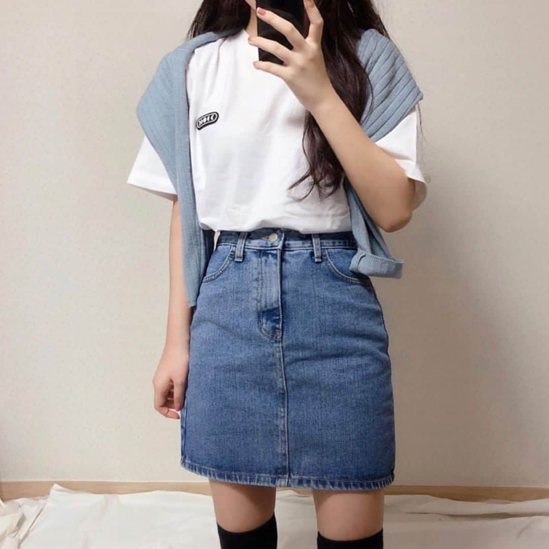 ハルハルさんのインスタグラム写真 - (ハルハルInstagram)「#韓国人 のTシャツコーデ特集 🤍﻿ ﻿ ﻿ あんにょん。のぼりんです 🍉﻿ ﻿ 韓国でも夏の定番と言えばTシャツコーデ♡﻿ ワイドパンツやストレートパンツと合わせたカジュアルでストリートっぽい着こなしがトレンド◎﻿ ﻿ ミニスカートでスタイルがよく見えるコーディネートもとっても可愛いです🙆🏻‍♀️﻿ ﻿ ﻿ ぜひ参考にしてみてください🍒﻿ ﻿ ﻿ --------------------------﻿ ‌﻿ 今回の可愛いお写真は、﻿ 以下の方からお借りしています♡﻿ ‌﻿ Thanks for… ‌﻿ ﻿ @soyeonee_hh 님﻿ @_price1ess 님﻿ @sound2468 님﻿ @hyunchae_12 님﻿ ﻿ ﻿ ﻿ #ハルスタ や #ハルハル をタグ付けしていただくと、﻿ ハルハルの記事やInstagramに投稿させていただく場合がございます﻿ ‌﻿ ﻿ #하루스타 #하루하루 를 태그 하시면﻿ 하루하루의 기사와 인스타그램에서 사용할 가능성이 있습니다﻿ ﻿ ---------------------------﻿ ﻿ #韓国#韓国好きな人と繋がりたい#韓国情報#韓国ファッション#韓国通販#韓国ファッション通販#韓国ファッションコーデ#ファッションコーデ#Tシャツ#Tシャツコーデ#夏コーデ」7月7日 20時00分 - haruharu_furyu
