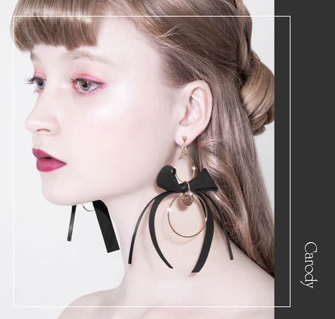 mayla classicさんのインスタグラム写真 - (mayla classicInstagram)「【この投稿をご覧の皆さまへ】﻿ こんにちは！池上です。﻿ 今回の商品が気に入ったら﻿ 是非！コレクションに保存・ストーリーズでシェアをして皆さんの感想を聞かせて下さい💌﻿ コメントいただけるのも、すごく嬉しいのでお待ちしています✨﻿ 皆さんからの反応は、全て今後のマイラクラシックの企画へと反映させていただきます💪﻿ ﻿ 【商品の魅力を簡単にわかりやすく】﻿ 本日は、再販開始のご案内です。﻿ 『キャロディ・イヤオブジェ』です。﻿ ﻿ マイラクラシックのアイコンとも言える﻿ ８カラーのカラフルなイヤオブジェ🎀﻿ ﻿ 推しカラーであわせても﻿ お友達とお揃いで楽しんでも🥰﻿ ﻿ 今季人気の少しくすんだ とろみカラーを採用しました﻿ 皆さんは、どの色がお好きですか？✨﻿ ﻿ 是非、お聞かせ下さい！﻿ こんなカラーがあったら嬉しいなぁ﻿ というリクエストもお待ちしています💌﻿ ﻿ 本日より、再販ご予約の受付を開始いたしました！﻿ ﻿ 【特別イベント開催中】﻿ おうち時間を楽しくHAPPYに﻿ 大きなリボンスリーブつき！﻿ mayla classic Giddilyタンブラーを先着順でプレゼント﻿ ﻿ ＼数量限定／﻿ 18,000円以上ご購入いただいたお客様に﻿ 先着順でプレゼントさせていただいております🎁﻿ ﻿ クーポンコードは﻿ ストーリーに記載しておりますので﻿ 是非❣️ご覧下さいね。 ﻿ ﻿ #リボンのイヤリング #リボンのピアス﻿ #リボンのアクセサリー　#ピアス #ピアス好き #リボンモチーフ #ハンドメイドピアス ﻿#推しカラー #推しカラーメイク  #推しのいる生活  #推しカラーピアス #推しカラーリボン  #推しカラーイヤリング #推しカラーアクセサリー  #推しカラー選びがち #推し色 #推し色コーデ #推し色メイク #推し色ピアス  #揺れるアクセサリー #アクセサリー販売  #マイラクラシック #maylaclassic #体温が2度あがる」7月7日 20時07分 - maylaclassic_x