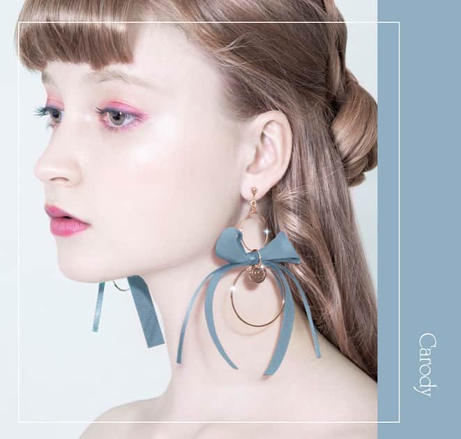 mayla classicさんのインスタグラム写真 - (mayla classicInstagram)「【この投稿をご覧の皆さまへ】﻿ こんにちは！池上です。﻿ 今回の商品が気に入ったら﻿ 是非！コレクションに保存・ストーリーズでシェアをして皆さんの感想を聞かせて下さい💌﻿ コメントいただけるのも、すごく嬉しいのでお待ちしています✨﻿ 皆さんからの反応は、全て今後のマイラクラシックの企画へと反映させていただきます💪﻿ ﻿ 【商品の魅力を簡単にわかりやすく】﻿ 本日は、再販開始のご案内です。﻿ 『キャロディ・イヤオブジェ』です。﻿ ﻿ マイラクラシックのアイコンとも言える﻿ ８カラーのカラフルなイヤオブジェ🎀﻿ ﻿ 推しカラーであわせても﻿ お友達とお揃いで楽しんでも🥰﻿ ﻿ 今季人気の少しくすんだ とろみカラーを採用しました﻿ 皆さんは、どの色がお好きですか？✨﻿ ﻿ 是非、お聞かせ下さい！﻿ こんなカラーがあったら嬉しいなぁ﻿ というリクエストもお待ちしています💌﻿ ﻿ 本日より、再販ご予約の受付を開始いたしました！﻿ ﻿ 【特別イベント開催中】﻿ おうち時間を楽しくHAPPYに﻿ 大きなリボンスリーブつき！﻿ mayla classic Giddilyタンブラーを先着順でプレゼント﻿ ﻿ ＼数量限定／﻿ 18,000円以上ご購入いただいたお客様に﻿ 先着順でプレゼントさせていただいております🎁﻿ ﻿ クーポンコードは﻿ ストーリーに記載しておりますので﻿ 是非❣️ご覧下さいね。 ﻿ ﻿ #リボンのイヤリング #リボンのピアス﻿ #リボンのアクセサリー　#ピアス #ピアス好き #リボンモチーフ #ハンドメイドピアス ﻿#推しカラー #推しカラーメイク  #推しのいる生活  #推しカラーピアス #推しカラーリボン  #推しカラーイヤリング #推しカラーアクセサリー  #推しカラー選びがち #推し色 #推し色コーデ #推し色メイク #推し色ピアス  #揺れるアクセサリー #アクセサリー販売  #マイラクラシック #maylaclassic #体温が2度あがる」7月7日 20時07分 - maylaclassic_x