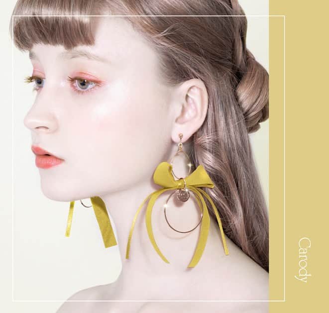 mayla classicさんのインスタグラム写真 - (mayla classicInstagram)「【この投稿をご覧の皆さまへ】﻿ こんにちは！池上です。﻿ 今回の商品が気に入ったら﻿ 是非！コレクションに保存・ストーリーズでシェアをして皆さんの感想を聞かせて下さい💌﻿ コメントいただけるのも、すごく嬉しいのでお待ちしています✨﻿ 皆さんからの反応は、全て今後のマイラクラシックの企画へと反映させていただきます💪﻿ ﻿ 【商品の魅力を簡単にわかりやすく】﻿ 本日は、再販開始のご案内です。﻿ 『キャロディ・イヤオブジェ』です。﻿ ﻿ マイラクラシックのアイコンとも言える﻿ ８カラーのカラフルなイヤオブジェ🎀﻿ ﻿ 推しカラーであわせても﻿ お友達とお揃いで楽しんでも🥰﻿ ﻿ 今季人気の少しくすんだ とろみカラーを採用しました﻿ 皆さんは、どの色がお好きですか？✨﻿ ﻿ 是非、お聞かせ下さい！﻿ こんなカラーがあったら嬉しいなぁ﻿ というリクエストもお待ちしています💌﻿ ﻿ 本日より、再販ご予約の受付を開始いたしました！﻿ ﻿ 【特別イベント開催中】﻿ おうち時間を楽しくHAPPYに﻿ 大きなリボンスリーブつき！﻿ mayla classic Giddilyタンブラーを先着順でプレゼント﻿ ﻿ ＼数量限定／﻿ 18,000円以上ご購入いただいたお客様に﻿ 先着順でプレゼントさせていただいております🎁﻿ ﻿ クーポンコードは﻿ ストーリーに記載しておりますので﻿ 是非❣️ご覧下さいね。 ﻿ ﻿ #リボンのイヤリング #リボンのピアス﻿ #リボンのアクセサリー　#ピアス #ピアス好き #リボンモチーフ #ハンドメイドピアス ﻿#推しカラー #推しカラーメイク  #推しのいる生活  #推しカラーピアス #推しカラーリボン  #推しカラーイヤリング #推しカラーアクセサリー  #推しカラー選びがち #推し色 #推し色コーデ #推し色メイク #推し色ピアス  #揺れるアクセサリー #アクセサリー販売  #マイラクラシック #maylaclassic #体温が2度あがる」7月7日 20時07分 - maylaclassic_x