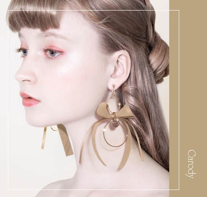 mayla classicさんのインスタグラム写真 - (mayla classicInstagram)「【この投稿をご覧の皆さまへ】﻿ こんにちは！池上です。﻿ 今回の商品が気に入ったら﻿ 是非！コレクションに保存・ストーリーズでシェアをして皆さんの感想を聞かせて下さい💌﻿ コメントいただけるのも、すごく嬉しいのでお待ちしています✨﻿ 皆さんからの反応は、全て今後のマイラクラシックの企画へと反映させていただきます💪﻿ ﻿ 【商品の魅力を簡単にわかりやすく】﻿ 本日は、再販開始のご案内です。﻿ 『キャロディ・イヤオブジェ』です。﻿ ﻿ マイラクラシックのアイコンとも言える﻿ ８カラーのカラフルなイヤオブジェ🎀﻿ ﻿ 推しカラーであわせても﻿ お友達とお揃いで楽しんでも🥰﻿ ﻿ 今季人気の少しくすんだ とろみカラーを採用しました﻿ 皆さんは、どの色がお好きですか？✨﻿ ﻿ 是非、お聞かせ下さい！﻿ こんなカラーがあったら嬉しいなぁ﻿ というリクエストもお待ちしています💌﻿ ﻿ 本日より、再販ご予約の受付を開始いたしました！﻿ ﻿ 【特別イベント開催中】﻿ おうち時間を楽しくHAPPYに﻿ 大きなリボンスリーブつき！﻿ mayla classic Giddilyタンブラーを先着順でプレゼント﻿ ﻿ ＼数量限定／﻿ 18,000円以上ご購入いただいたお客様に﻿ 先着順でプレゼントさせていただいております🎁﻿ ﻿ クーポンコードは﻿ ストーリーに記載しておりますので﻿ 是非❣️ご覧下さいね。 ﻿ ﻿ #リボンのイヤリング #リボンのピアス﻿ #リボンのアクセサリー　#ピアス #ピアス好き #リボンモチーフ #ハンドメイドピアス ﻿#推しカラー #推しカラーメイク  #推しのいる生活  #推しカラーピアス #推しカラーリボン  #推しカラーイヤリング #推しカラーアクセサリー  #推しカラー選びがち #推し色 #推し色コーデ #推し色メイク #推し色ピアス  #揺れるアクセサリー #アクセサリー販売  #マイラクラシック #maylaclassic #体温が2度あがる」7月7日 20時07分 - maylaclassic_x