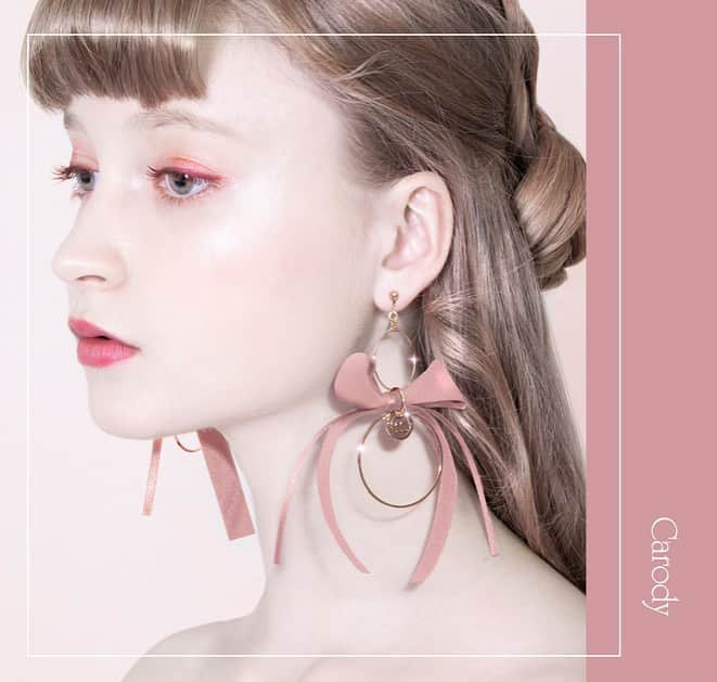 mayla classicさんのインスタグラム写真 - (mayla classicInstagram)「【この投稿をご覧の皆さまへ】﻿ こんにちは！池上です。﻿ 今回の商品が気に入ったら﻿ 是非！コレクションに保存・ストーリーズでシェアをして皆さんの感想を聞かせて下さい💌﻿ コメントいただけるのも、すごく嬉しいのでお待ちしています✨﻿ 皆さんからの反応は、全て今後のマイラクラシックの企画へと反映させていただきます💪﻿ ﻿ 【商品の魅力を簡単にわかりやすく】﻿ 本日は、再販開始のご案内です。﻿ 『キャロディ・イヤオブジェ』です。﻿ ﻿ マイラクラシックのアイコンとも言える﻿ ８カラーのカラフルなイヤオブジェ🎀﻿ ﻿ 推しカラーであわせても﻿ お友達とお揃いで楽しんでも🥰﻿ ﻿ 今季人気の少しくすんだ とろみカラーを採用しました﻿ 皆さんは、どの色がお好きですか？✨﻿ ﻿ 是非、お聞かせ下さい！﻿ こんなカラーがあったら嬉しいなぁ﻿ というリクエストもお待ちしています💌﻿ ﻿ 本日より、再販ご予約の受付を開始いたしました！﻿ ﻿ 【特別イベント開催中】﻿ おうち時間を楽しくHAPPYに﻿ 大きなリボンスリーブつき！﻿ mayla classic Giddilyタンブラーを先着順でプレゼント﻿ ﻿ ＼数量限定／﻿ 18,000円以上ご購入いただいたお客様に﻿ 先着順でプレゼントさせていただいております🎁﻿ ﻿ クーポンコードは﻿ ストーリーに記載しておりますので﻿ 是非❣️ご覧下さいね。 ﻿ ﻿ #リボンのイヤリング #リボンのピアス﻿ #リボンのアクセサリー　#ピアス #ピアス好き #リボンモチーフ #ハンドメイドピアス ﻿#推しカラー #推しカラーメイク  #推しのいる生活  #推しカラーピアス #推しカラーリボン  #推しカラーイヤリング #推しカラーアクセサリー  #推しカラー選びがち #推し色 #推し色コーデ #推し色メイク #推し色ピアス  #揺れるアクセサリー #アクセサリー販売  #マイラクラシック #maylaclassic #体温が2度あがる」7月7日 20時07分 - maylaclassic_x