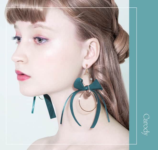 mayla classicさんのインスタグラム写真 - (mayla classicInstagram)「【この投稿をご覧の皆さまへ】﻿ こんにちは！池上です。﻿ 今回の商品が気に入ったら﻿ 是非！コレクションに保存・ストーリーズでシェアをして皆さんの感想を聞かせて下さい💌﻿ コメントいただけるのも、すごく嬉しいのでお待ちしています✨﻿ 皆さんからの反応は、全て今後のマイラクラシックの企画へと反映させていただきます💪﻿ ﻿ 【商品の魅力を簡単にわかりやすく】﻿ 本日は、再販開始のご案内です。﻿ 『キャロディ・イヤオブジェ』です。﻿ ﻿ マイラクラシックのアイコンとも言える﻿ ８カラーのカラフルなイヤオブジェ🎀﻿ ﻿ 推しカラーであわせても﻿ お友達とお揃いで楽しんでも🥰﻿ ﻿ 今季人気の少しくすんだ とろみカラーを採用しました﻿ 皆さんは、どの色がお好きですか？✨﻿ ﻿ 是非、お聞かせ下さい！﻿ こんなカラーがあったら嬉しいなぁ﻿ というリクエストもお待ちしています💌﻿ ﻿ 本日より、再販ご予約の受付を開始いたしました！﻿ ﻿ 【特別イベント開催中】﻿ おうち時間を楽しくHAPPYに﻿ 大きなリボンスリーブつき！﻿ mayla classic Giddilyタンブラーを先着順でプレゼント﻿ ﻿ ＼数量限定／﻿ 18,000円以上ご購入いただいたお客様に﻿ 先着順でプレゼントさせていただいております🎁﻿ ﻿ クーポンコードは﻿ ストーリーに記載しておりますので﻿ 是非❣️ご覧下さいね。 ﻿ ﻿ #リボンのイヤリング #リボンのピアス﻿ #リボンのアクセサリー　#ピアス #ピアス好き #リボンモチーフ #ハンドメイドピアス ﻿#推しカラー #推しカラーメイク  #推しのいる生活  #推しカラーピアス #推しカラーリボン  #推しカラーイヤリング #推しカラーアクセサリー  #推しカラー選びがち #推し色 #推し色コーデ #推し色メイク #推し色ピアス  #揺れるアクセサリー #アクセサリー販売  #マイラクラシック #maylaclassic #体温が2度あがる」7月7日 20時07分 - maylaclassic_x